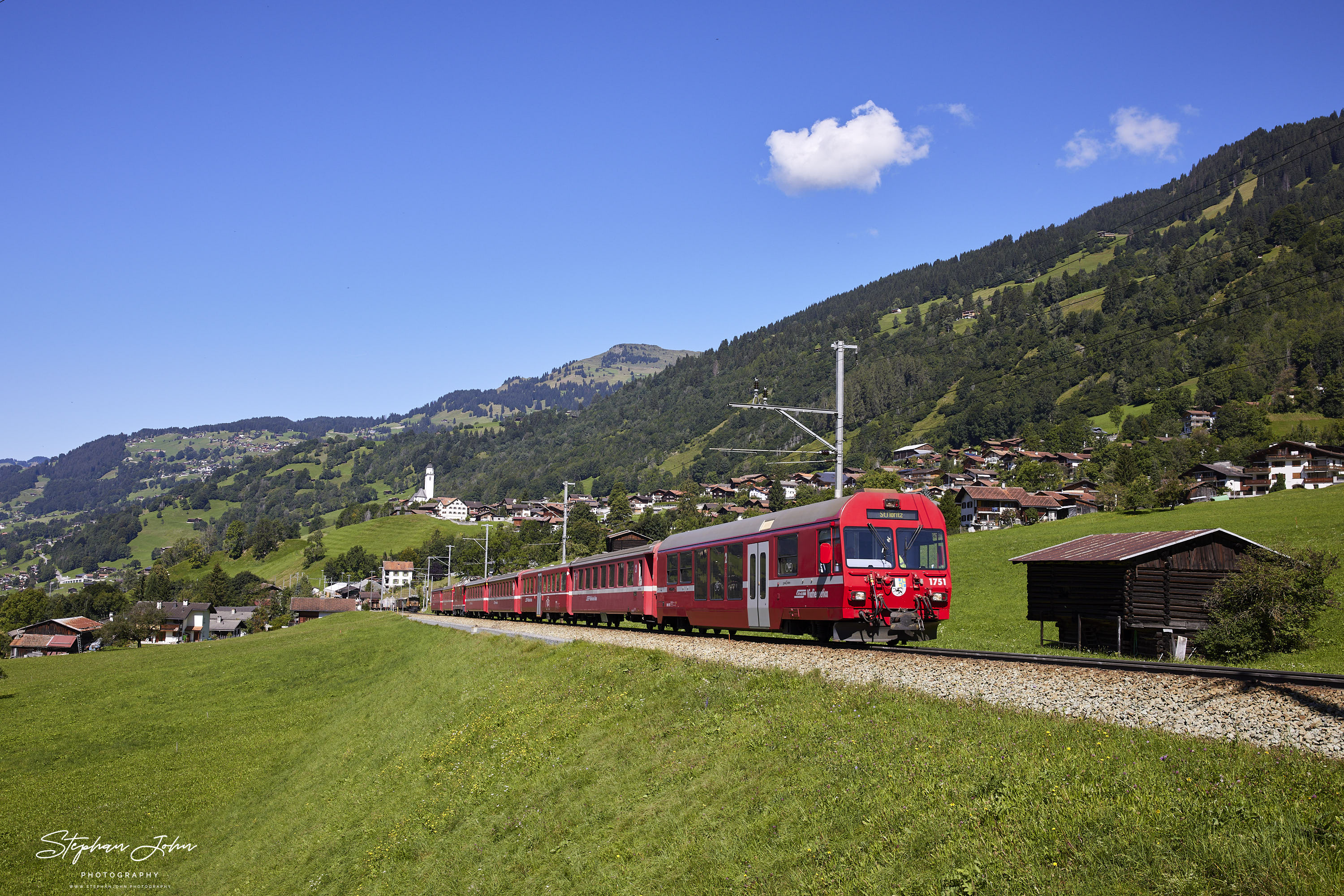 RE 1335 von Landquart nach St. Moritz fährt durch Saas im Prättigau