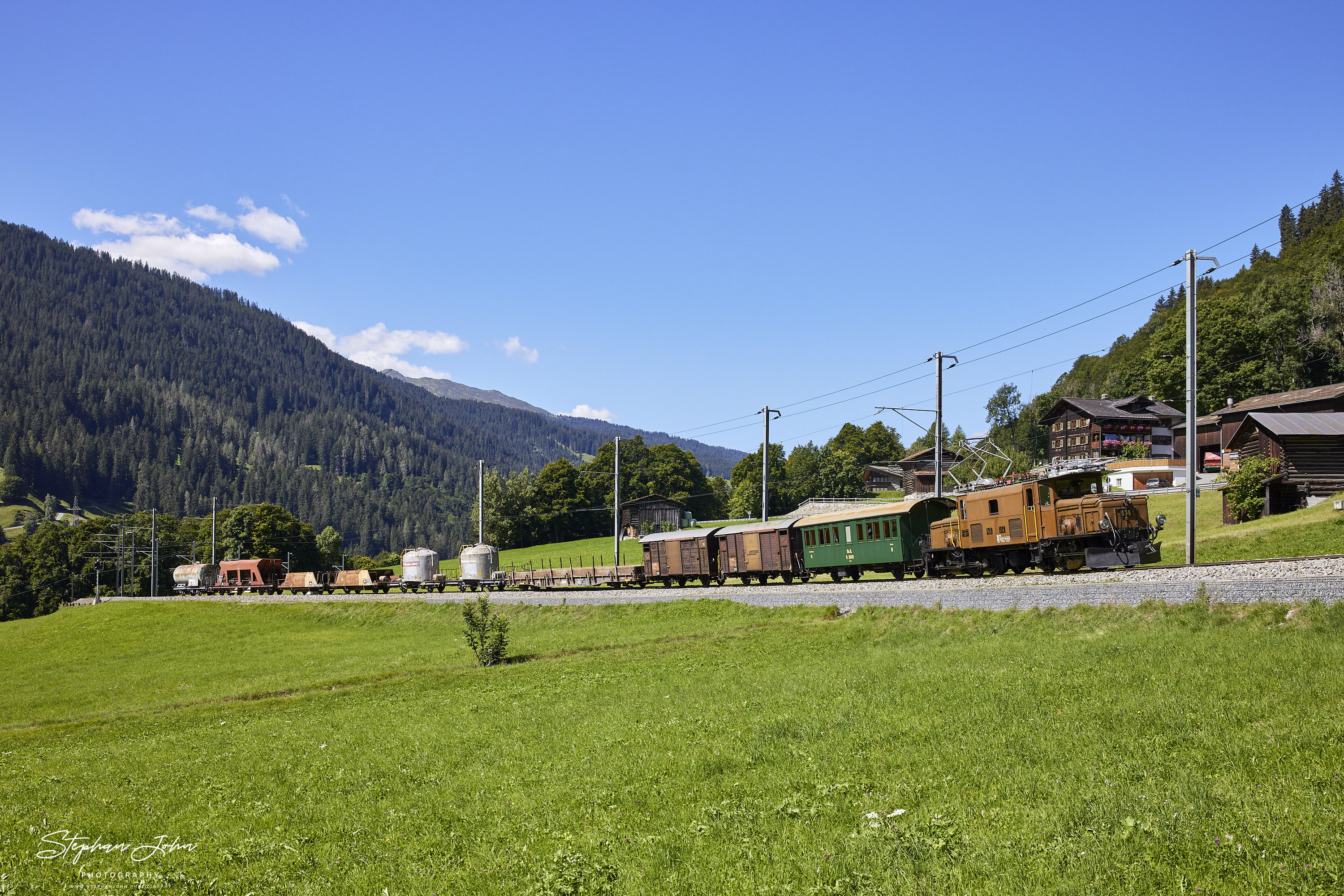 Krokodil Ge 6/6`414 mit einem GmP kurz vor Klosters Dorf