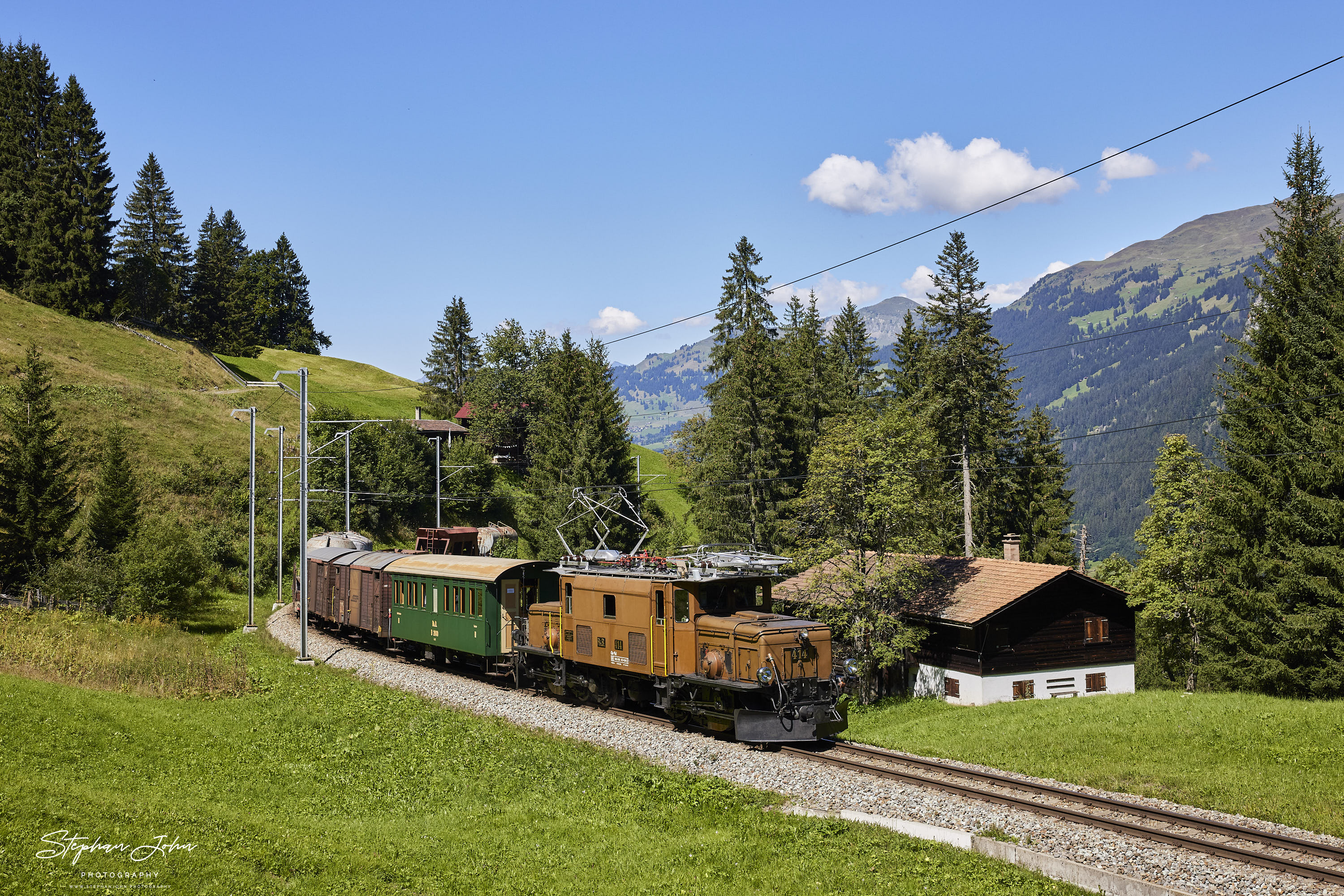 Krokodil Ge 6/6`414 auf dem Weg in Richtung Davos zwischen Klosters Platz und Cavadürli