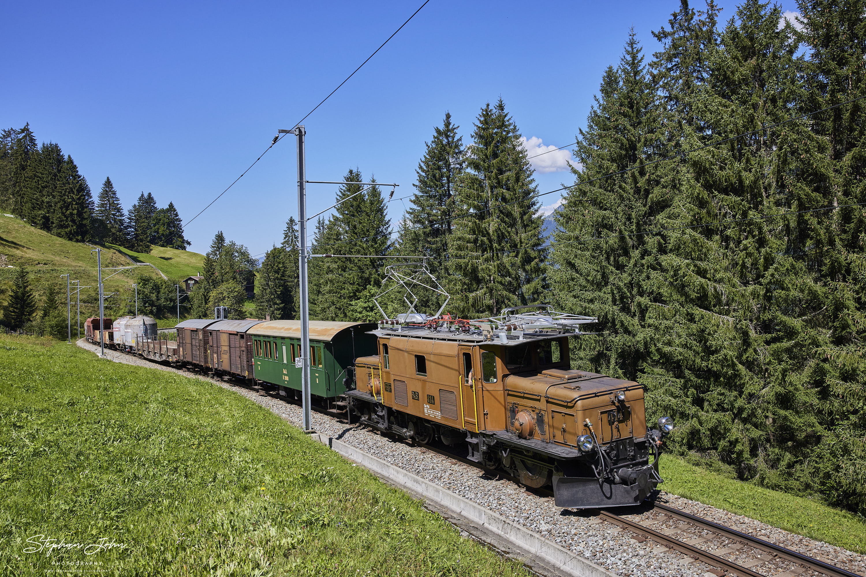 Krokodil Ge 6/6`414 auf dem Weg in Richtung Davos zwischen Klosters Platz und Cavadürli