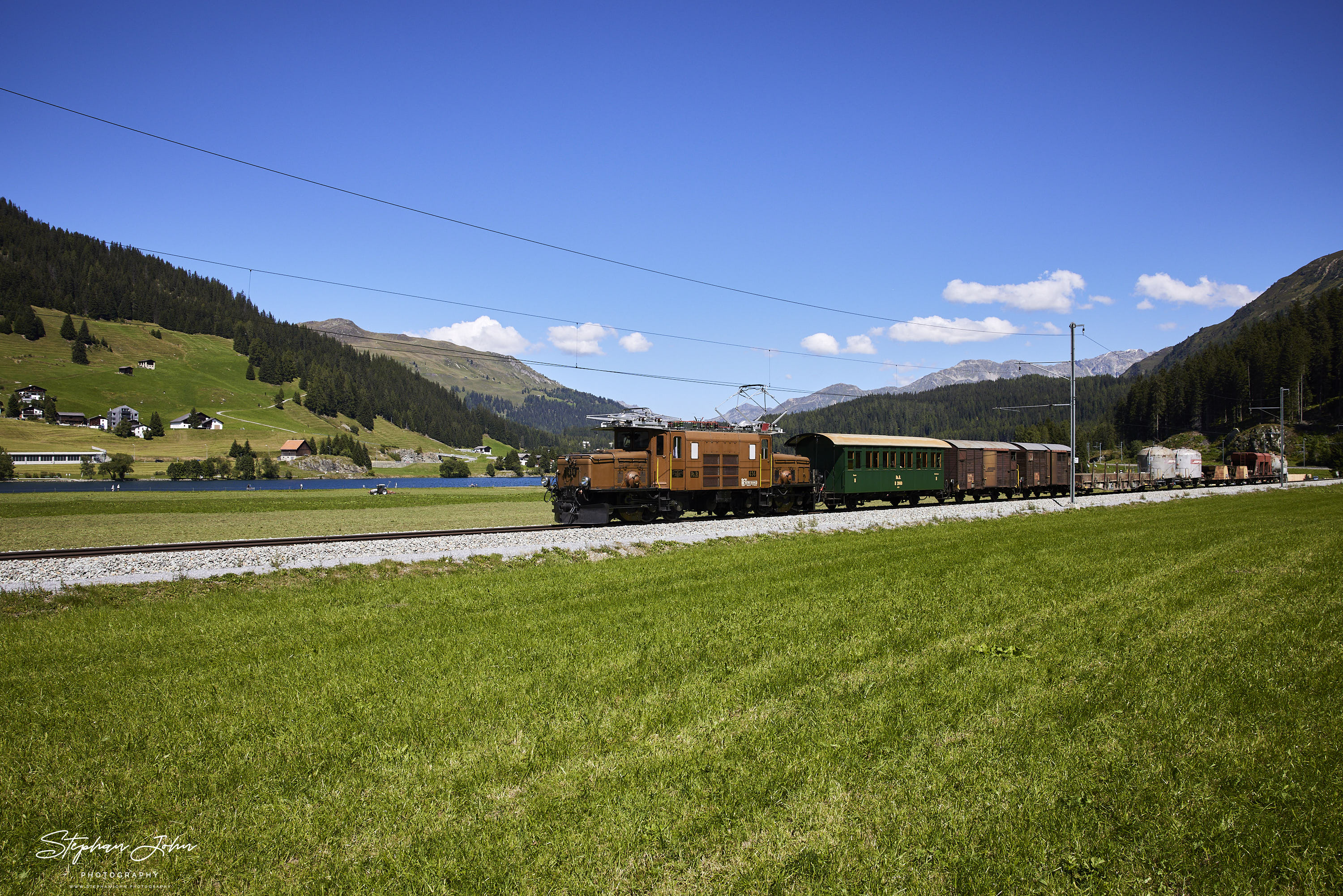 Krokodil Ge 6/6`414 in Davos. Im Hintergrund der Davosersee