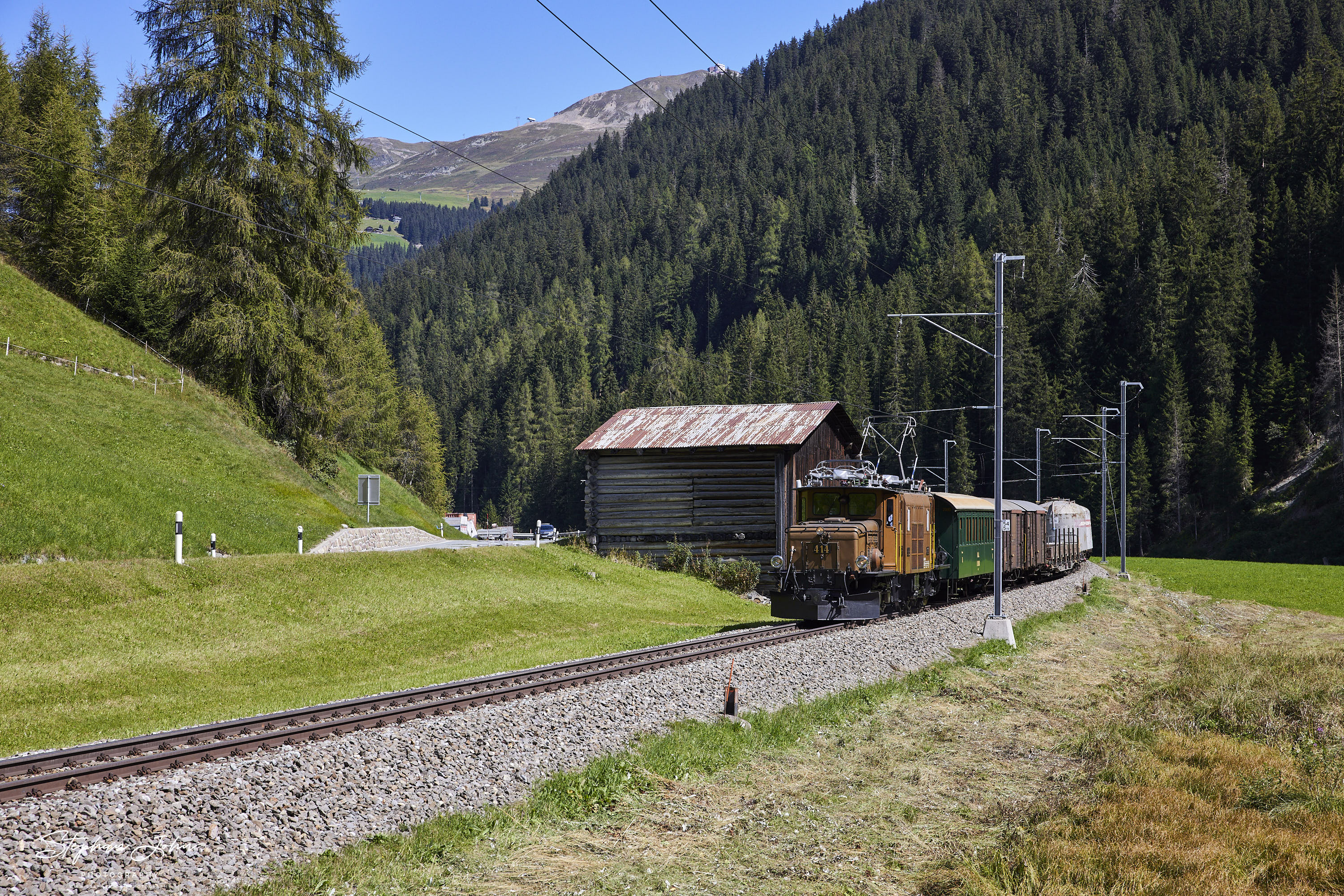 Krokodil Ge 6/6`414 mit einem GmP in Richting Filisur zwischen Davos Frauenkirch und Davos Glaris