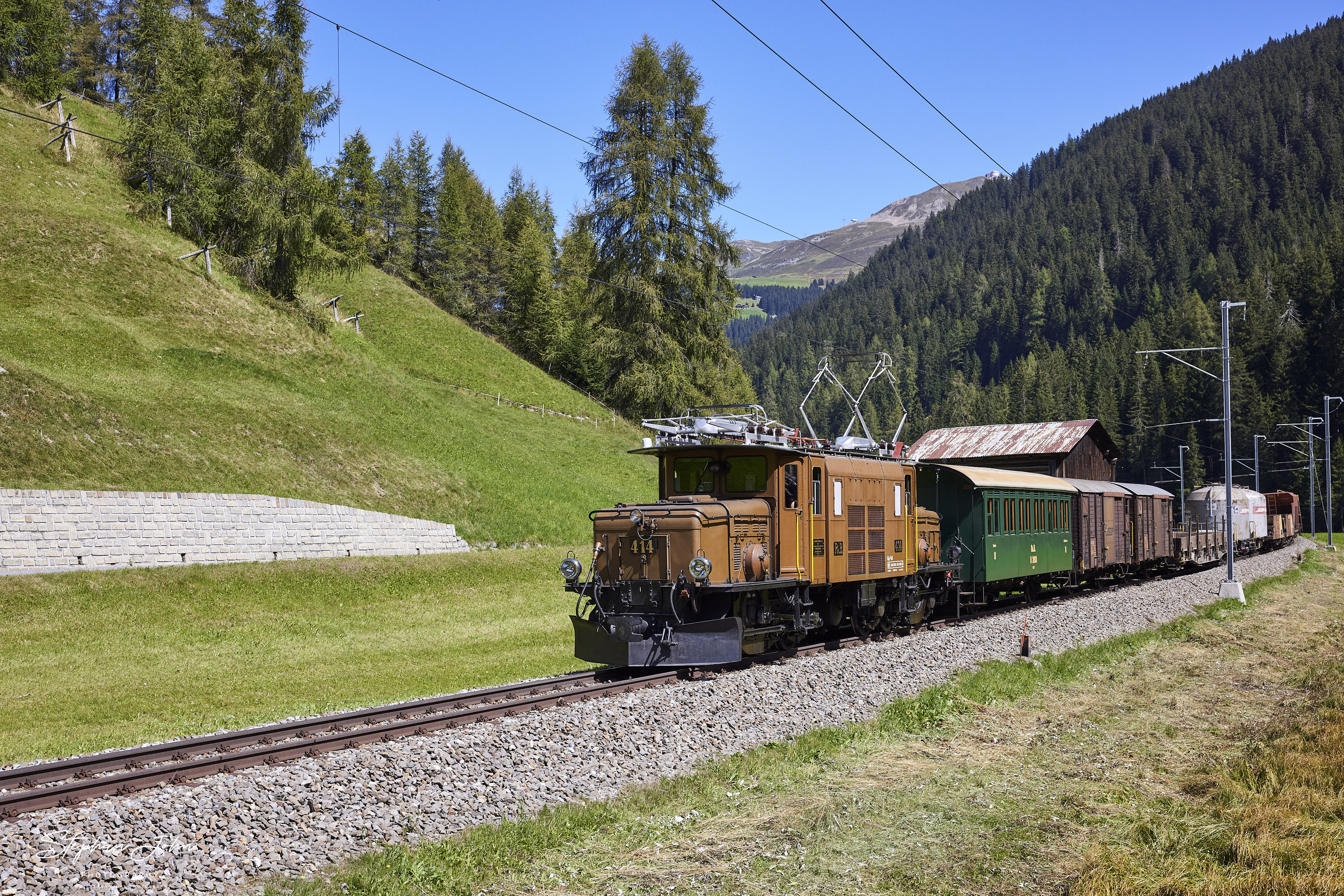 Krokodil Ge 6/6`414 mit einem GmP in Richting Filisur zwischen Davos Frauenkirch und Davos Glaris