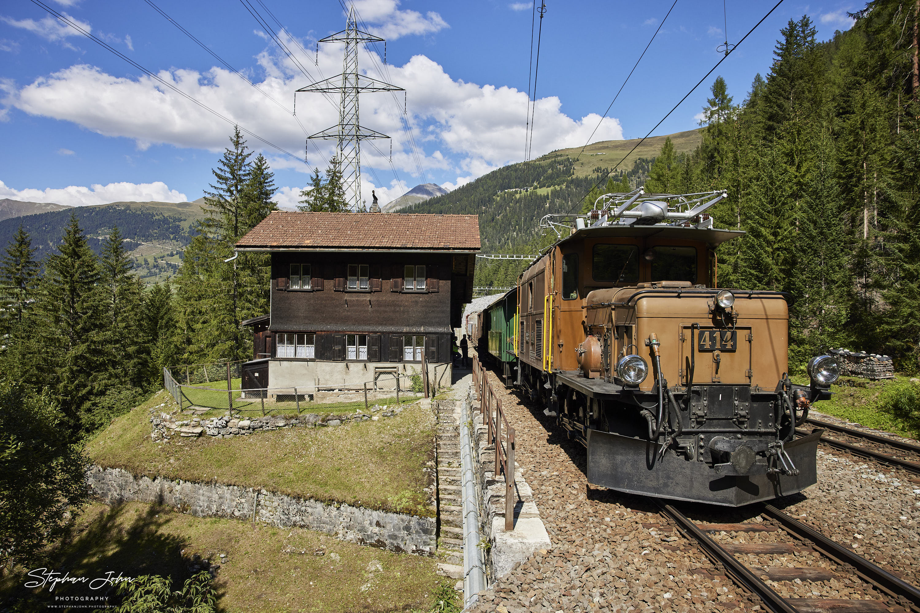 Krokodil Ge 6/6`414 auf dem Weg nach St. Moritz im Bahnhof Muot