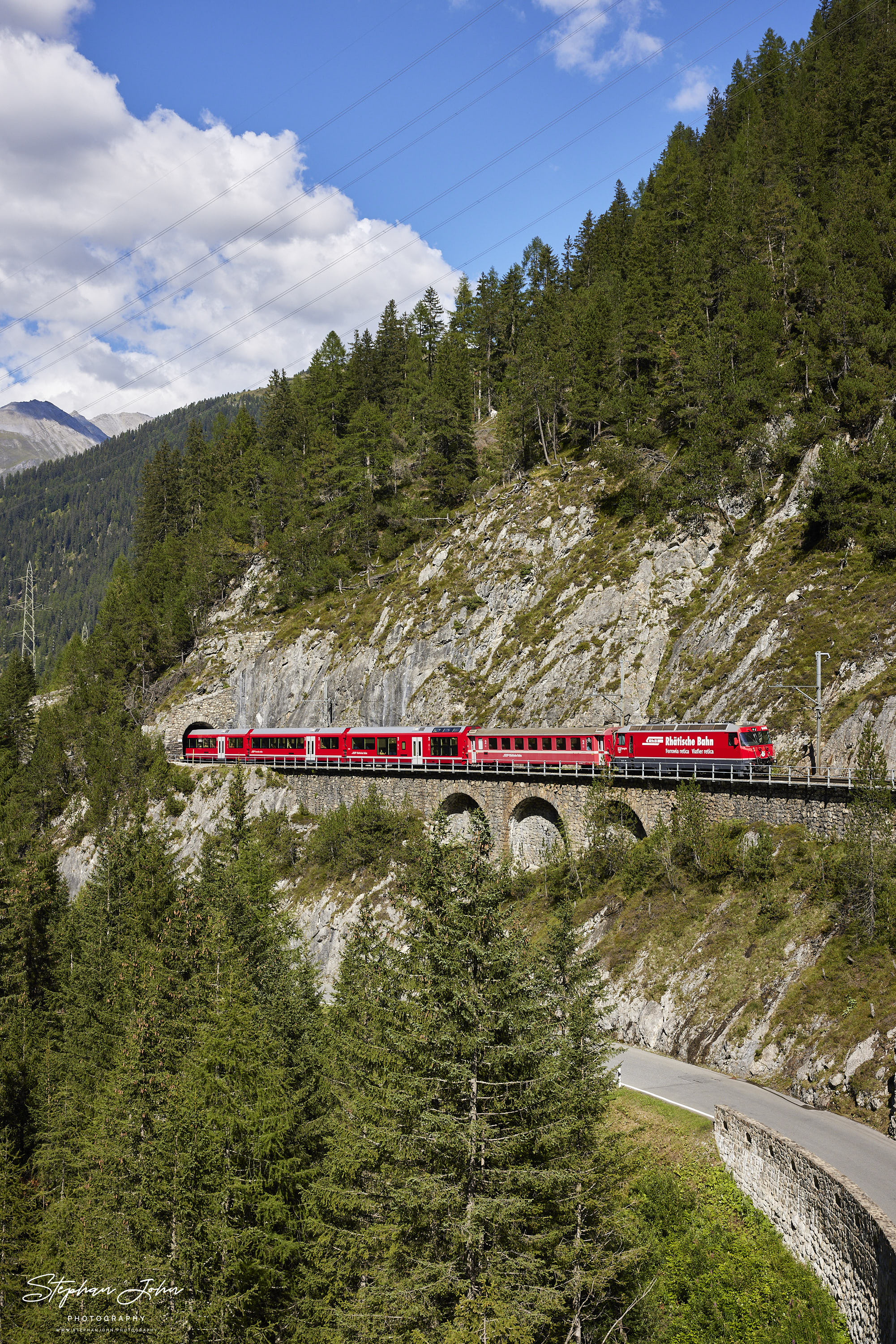 IR 1175 von Chur nach St. Moritz auf den Sparbögen nach der Fuegna-Galerie