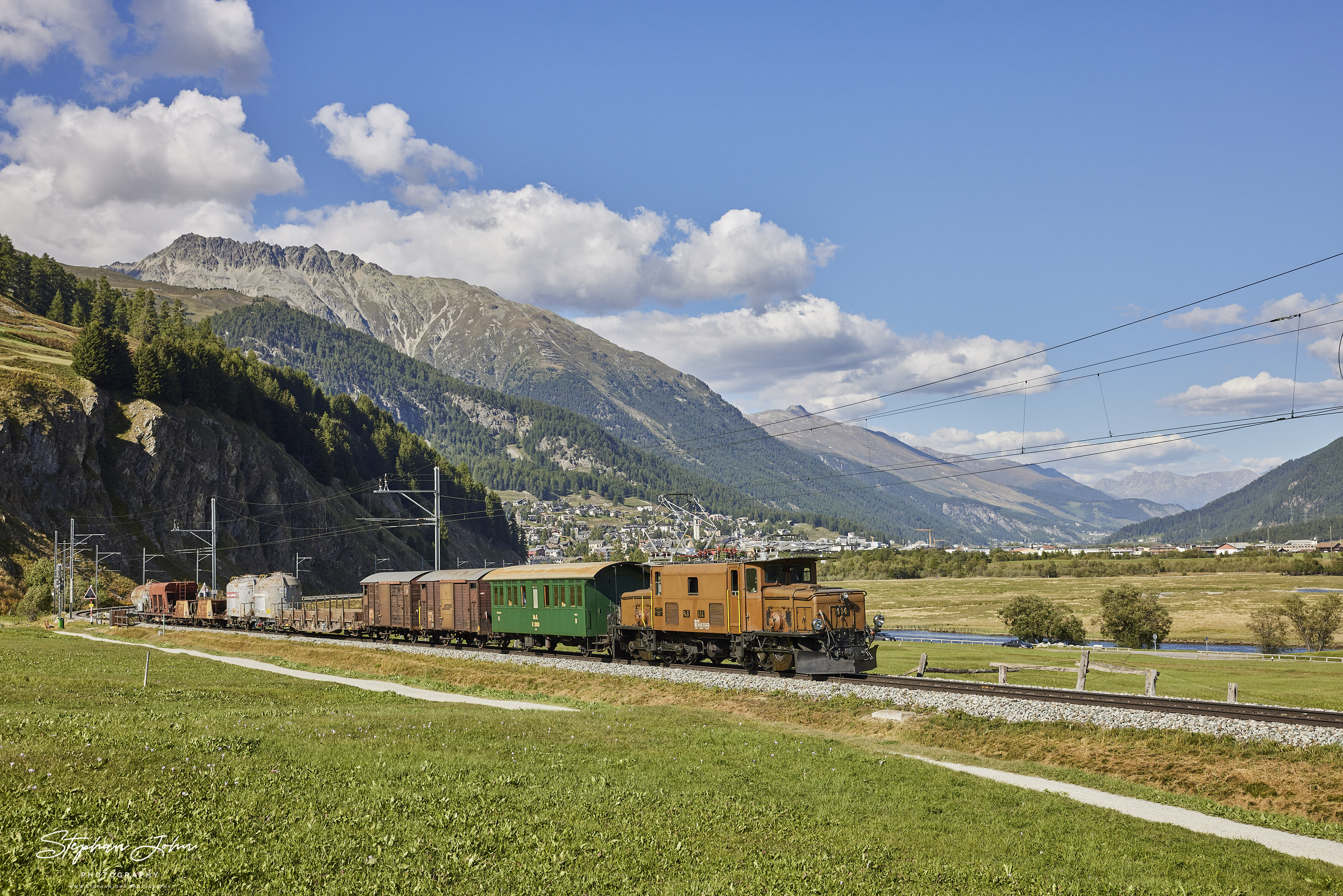 Krokodil Ge 6/6`414 auf dem Weg nach St. Moritz kurz vor Celerina. Im Hintergrund ist der Ort Samedan zu sehen.