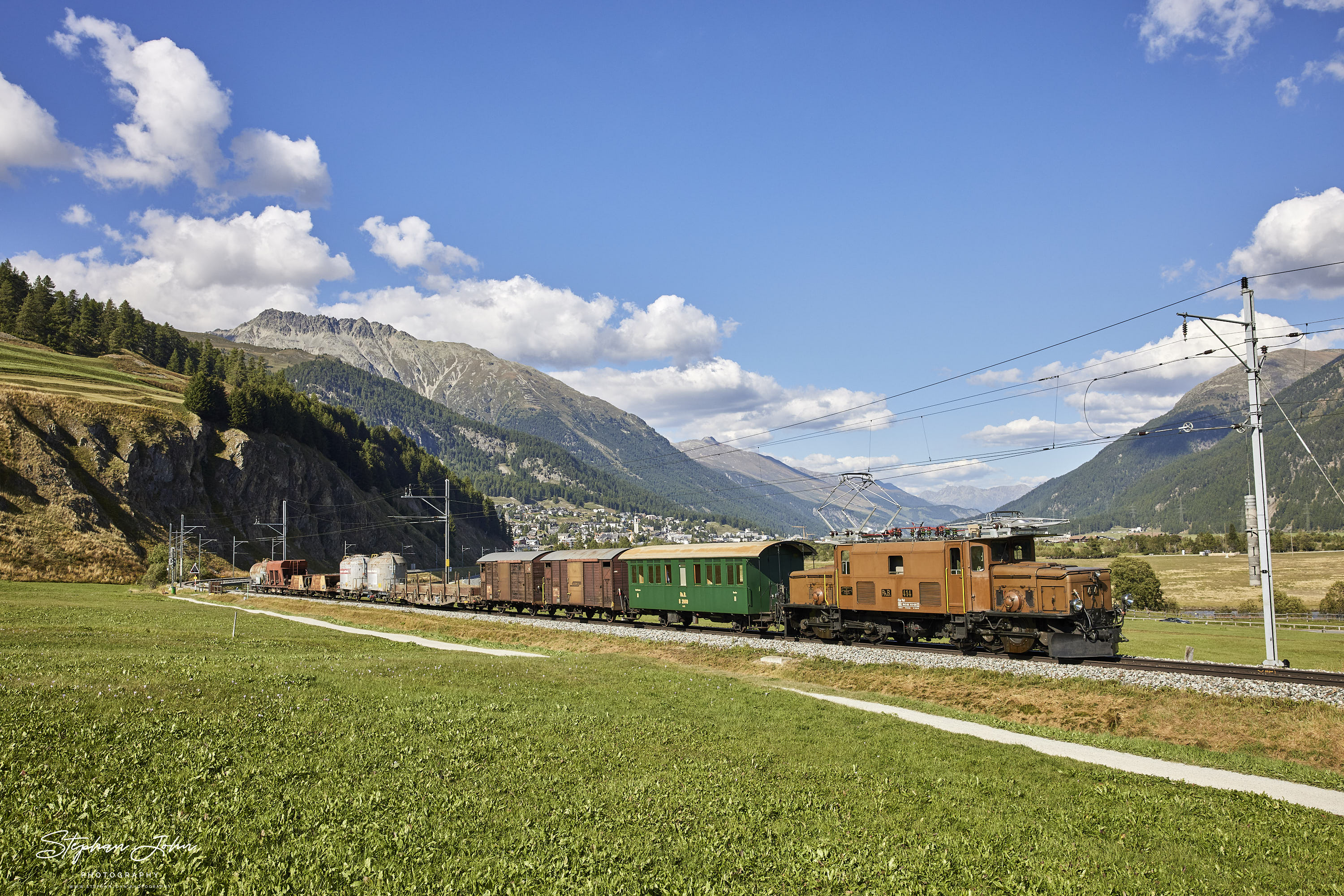 Krokodil Ge 6/6`414 auf dem Weg nach St. Moritz kurz vor Celerina. Im Hintergrund ist der Ort Samedan zu sehen.