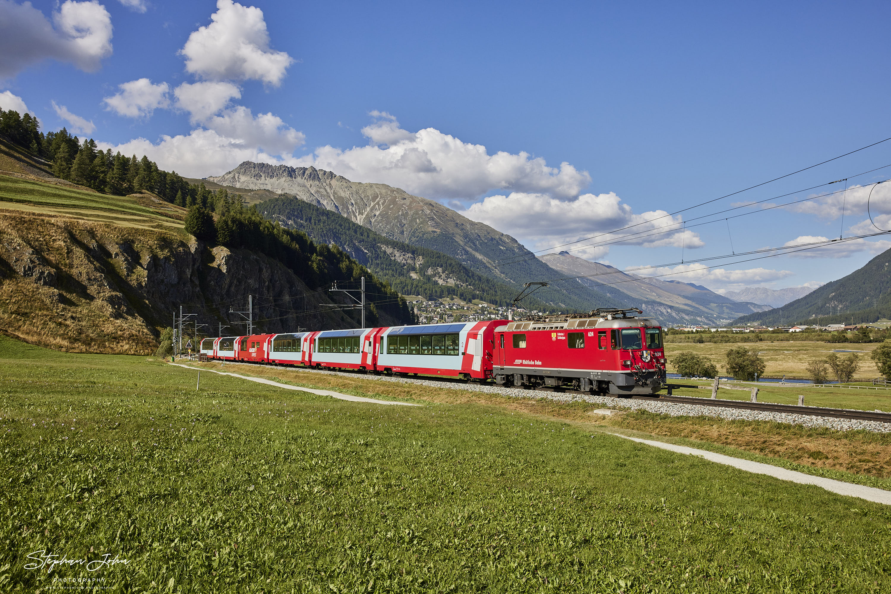 Glacier Express 902 von Zermatt nach St. Moritz kurz vor Celerina.