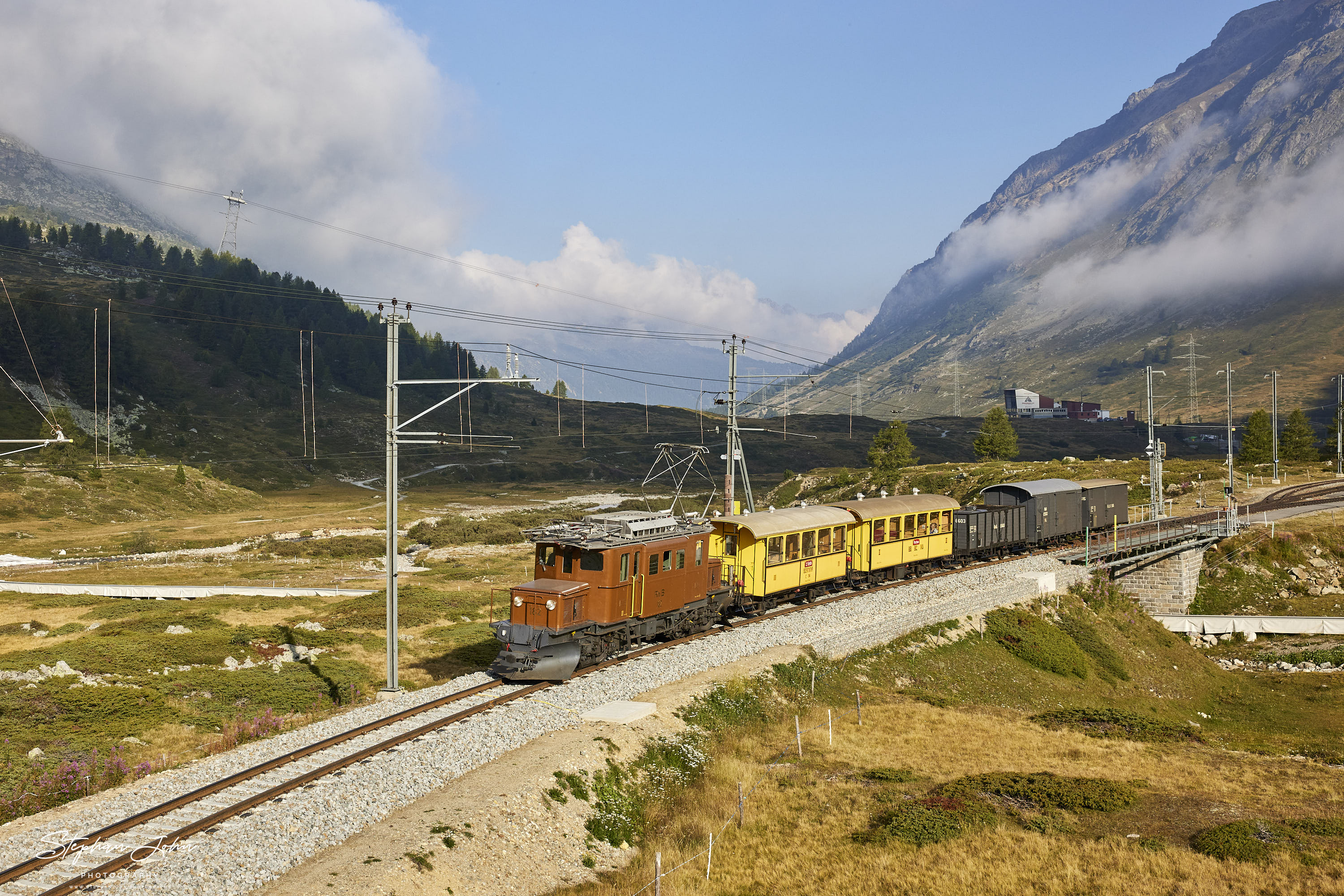 Krokodil Ge4/4 182 mit einem GmP in Richtung Berninapass zwischen Bernina Lagalb und Ospizio Bernina