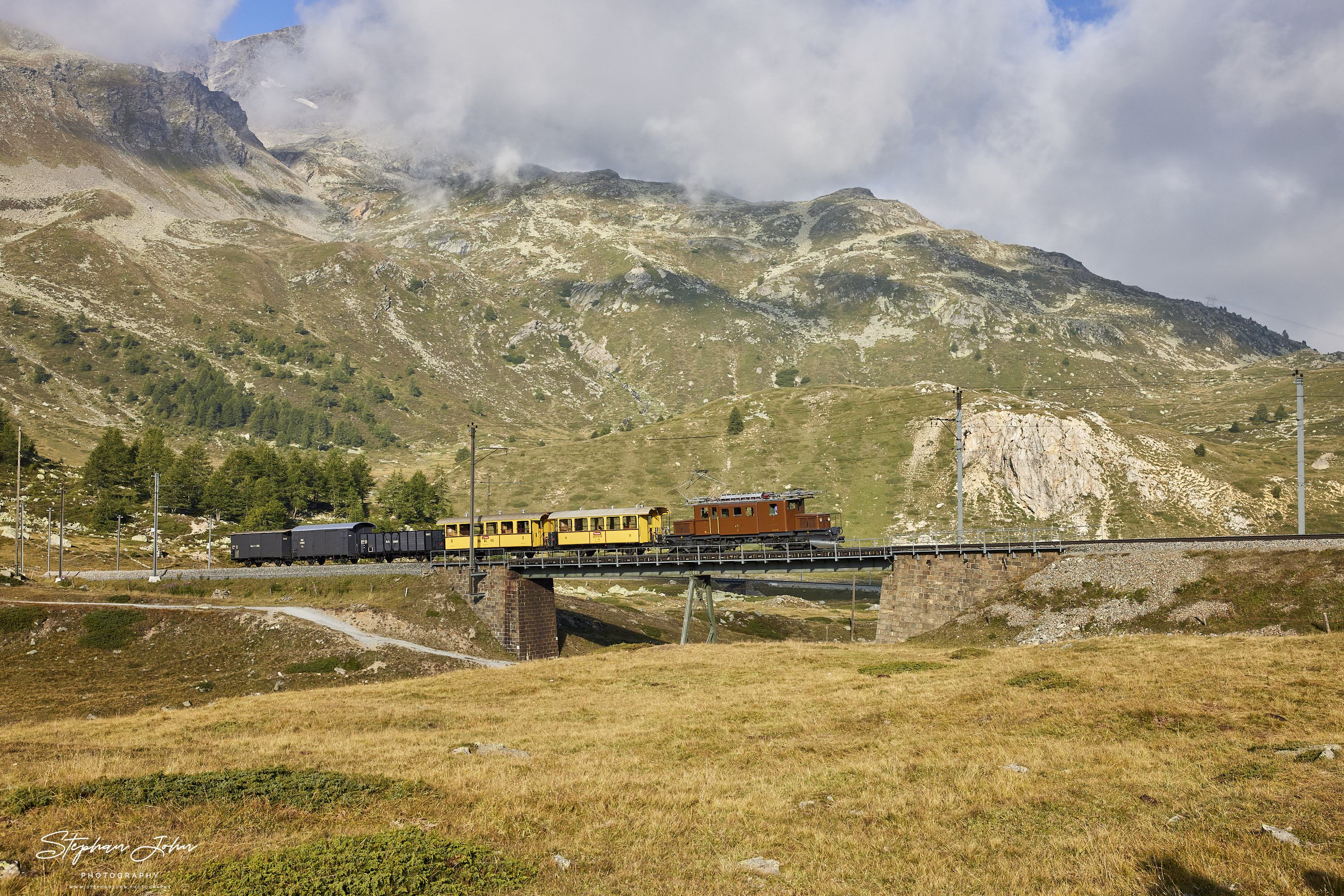 Krokodil Ge4/4 182 zwischen Bernina Lagalb und Ospizio Bernina auf der oberen Berninabachbrücke (auch Wildwestbrücke genannt).