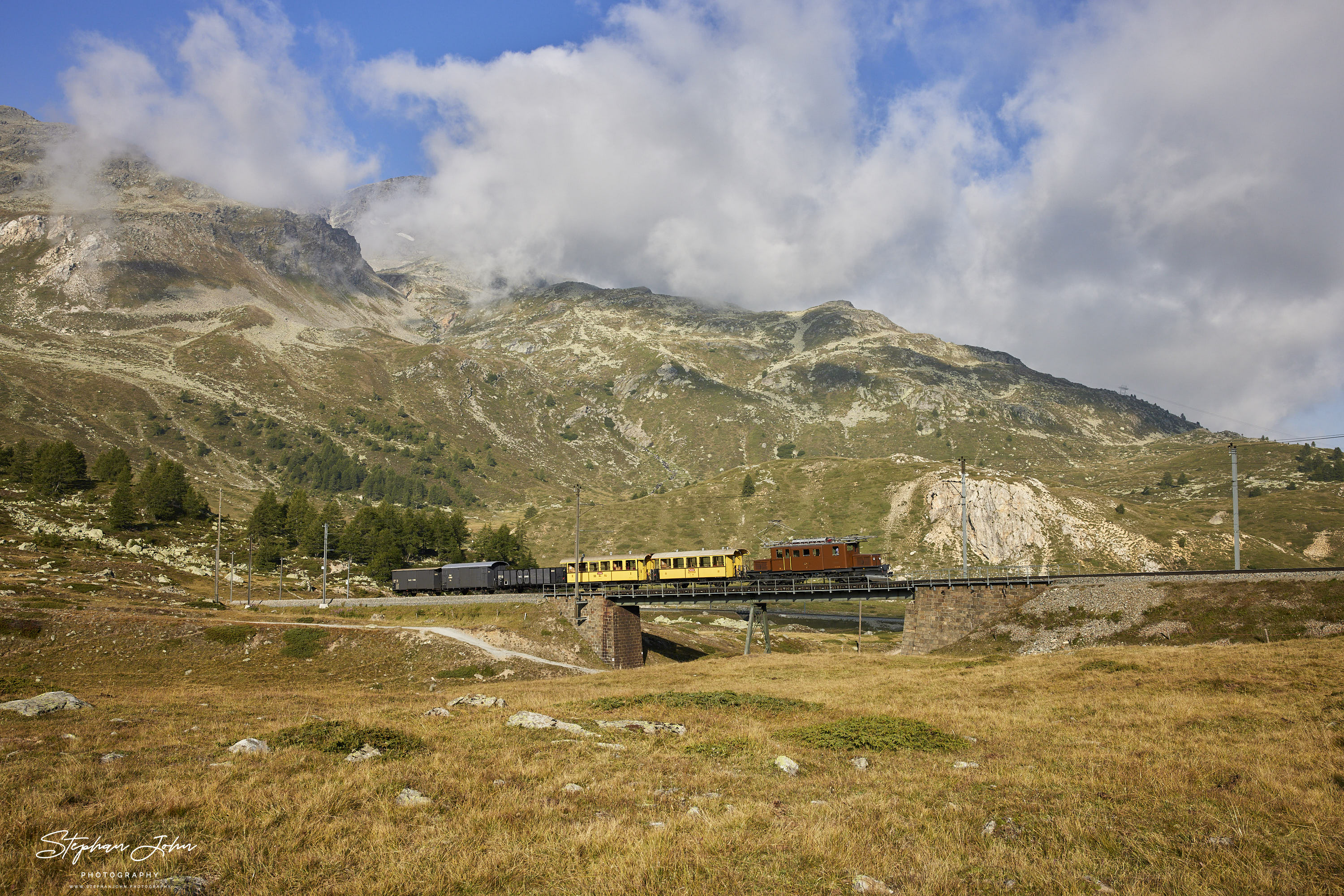 Krokodil Ge4/4 182 zwischen Bernina Lagalb und Ospizio Bernina auf der oberen Berninabachbrücke (auch Wildwestbrücke genannt).