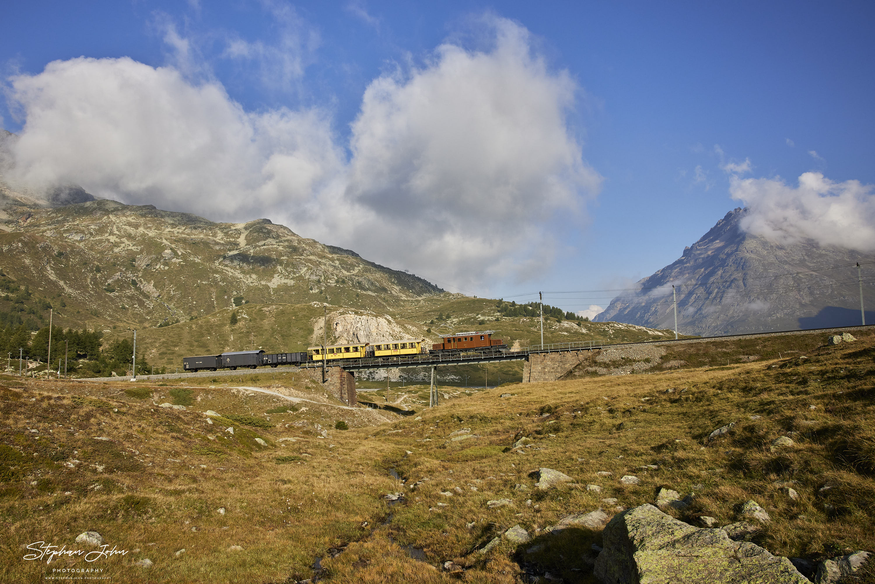 Krokodil Ge4/4 182 zwischen Bernina Lagalb und Ospizio Bernina auf der oberen Berninabachbrücke (auch Wildwestbrücke genannt).