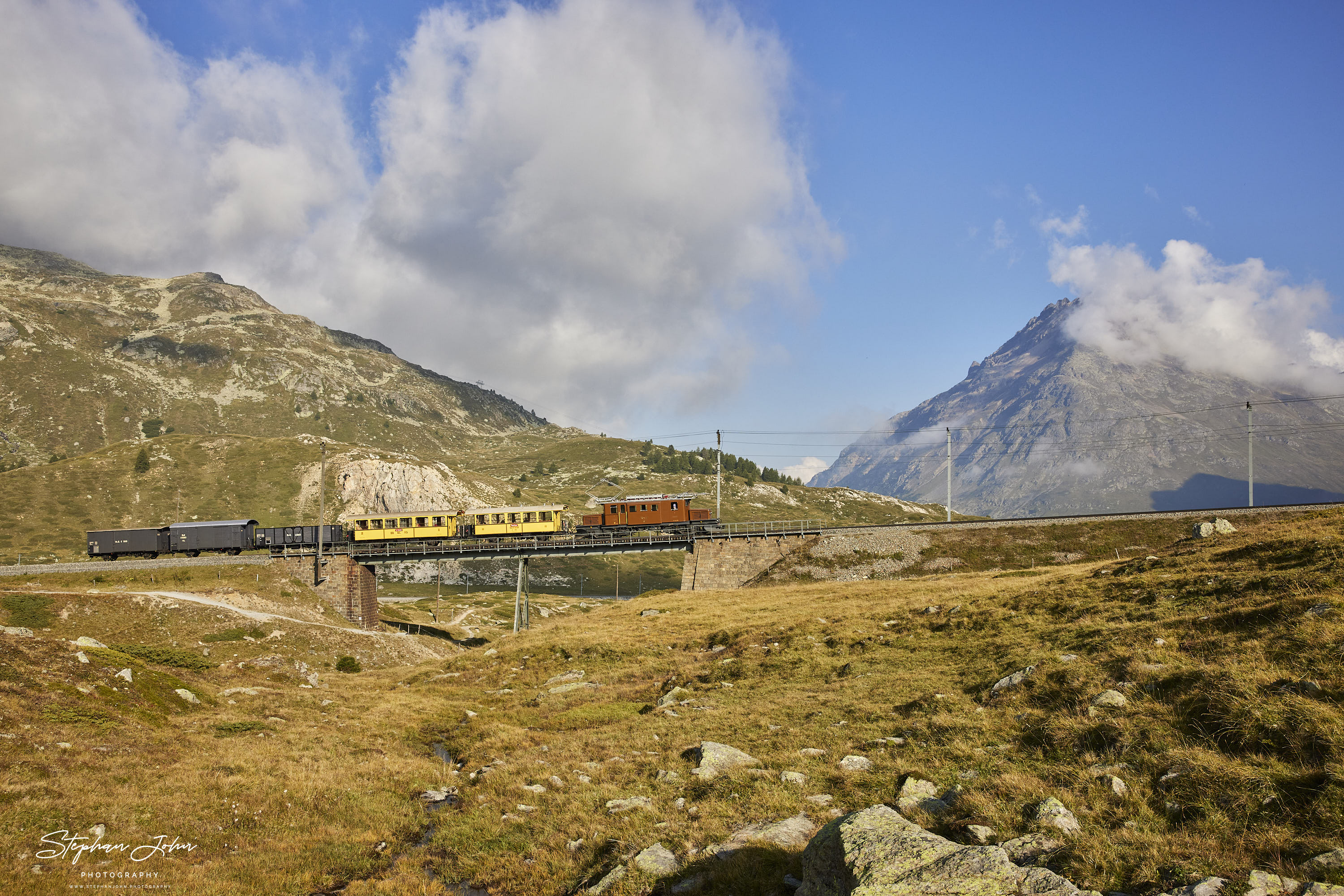 Krokodil Ge4/4 182 zwischen Bernina Lagalb und Ospizio Bernina auf der oberen Berninabachbrücke (auch Wildwestbrücke genannt).