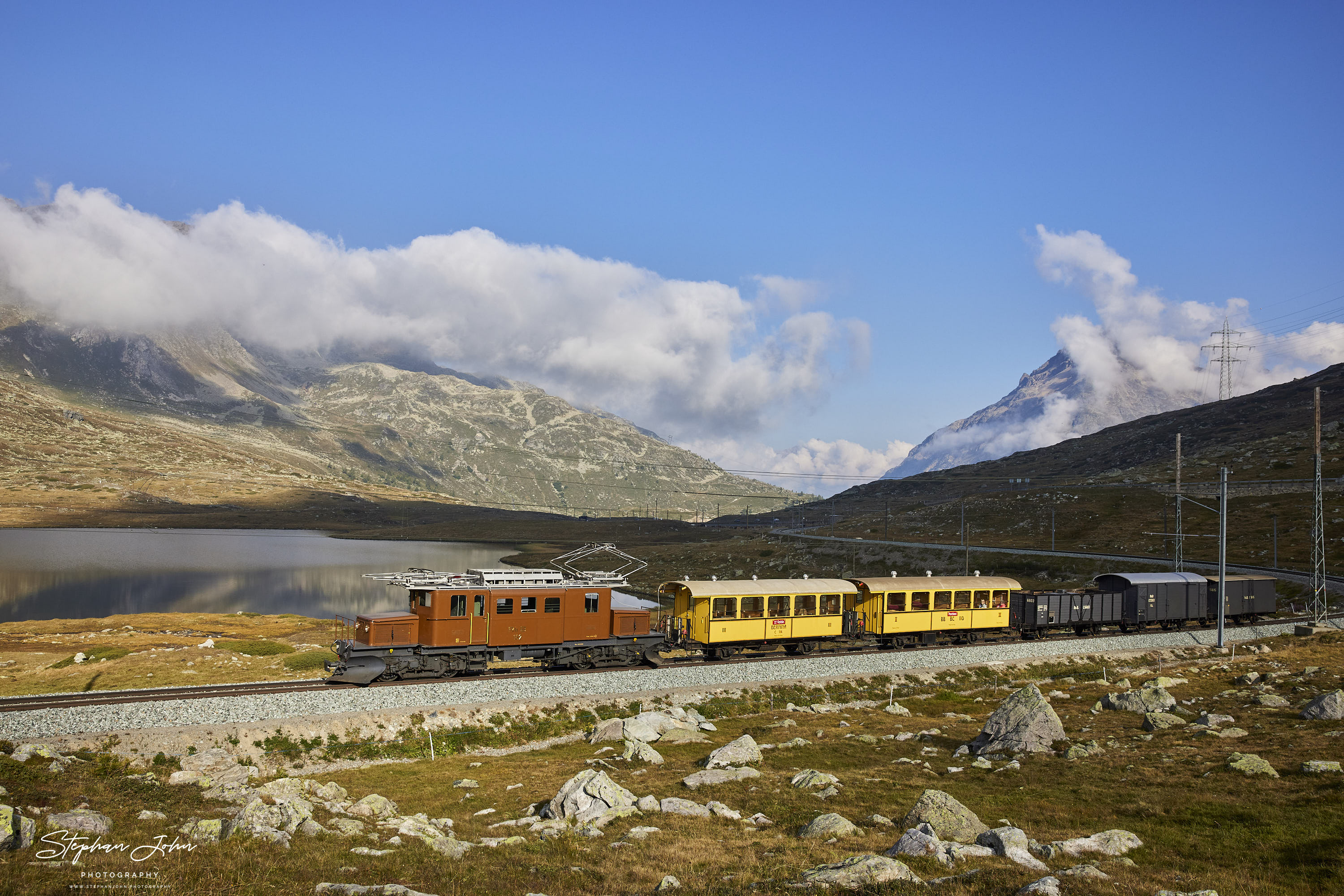 Krokodil Ge4/4 182 kurz vor Ospizio Bernina. Im hintergrund der Lago Nero.