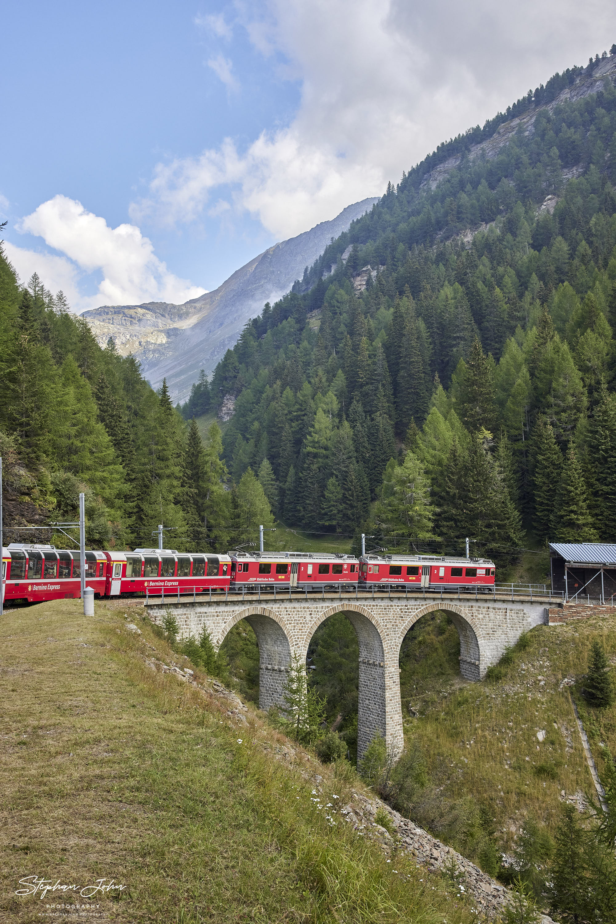 Bernina Express 971 nach Tirano auf dem Aqua da Pila Viadukt