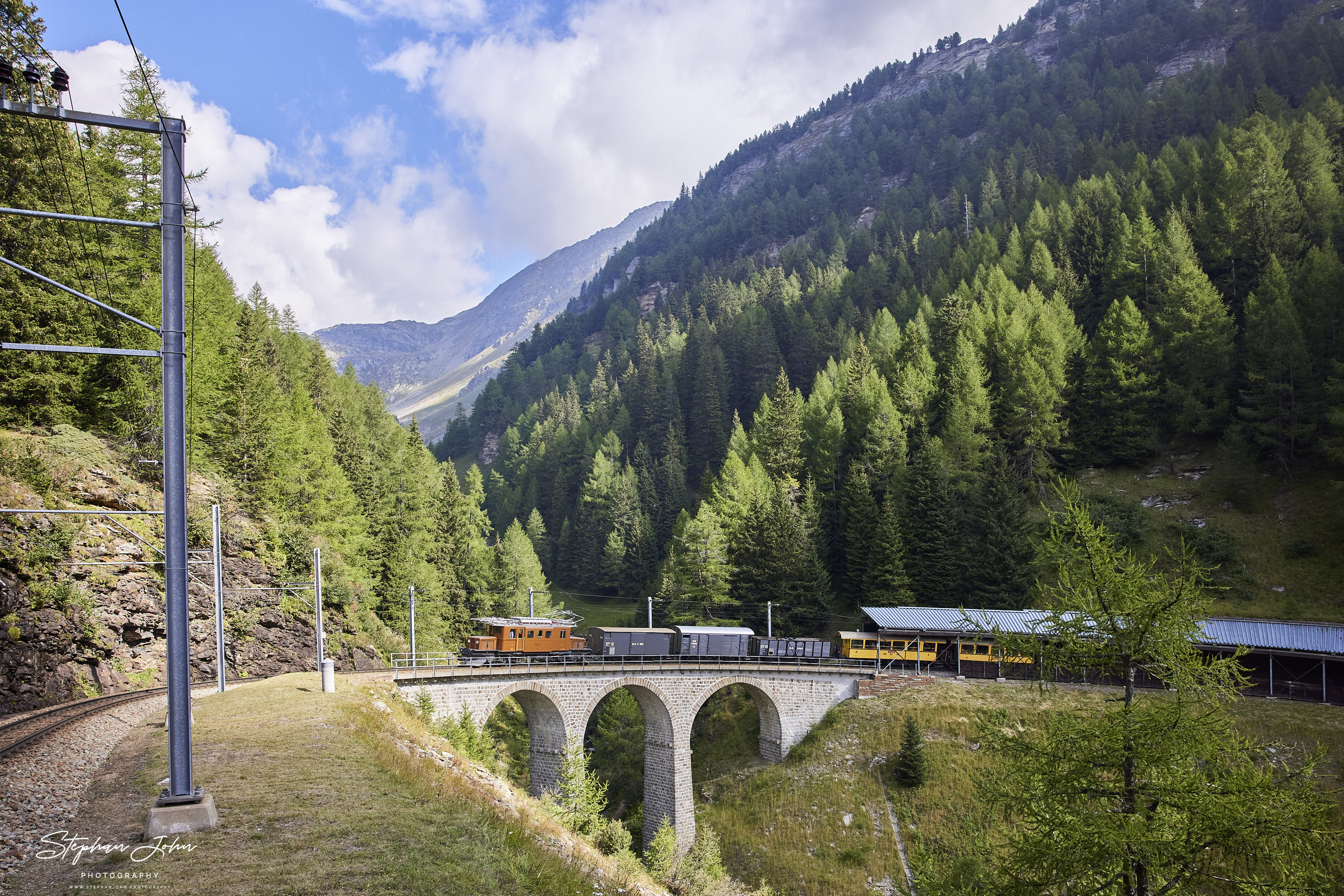 Krokodil Ge4/4 182 Richtung Berninapass auf dem Aqua da Pila Viadukt