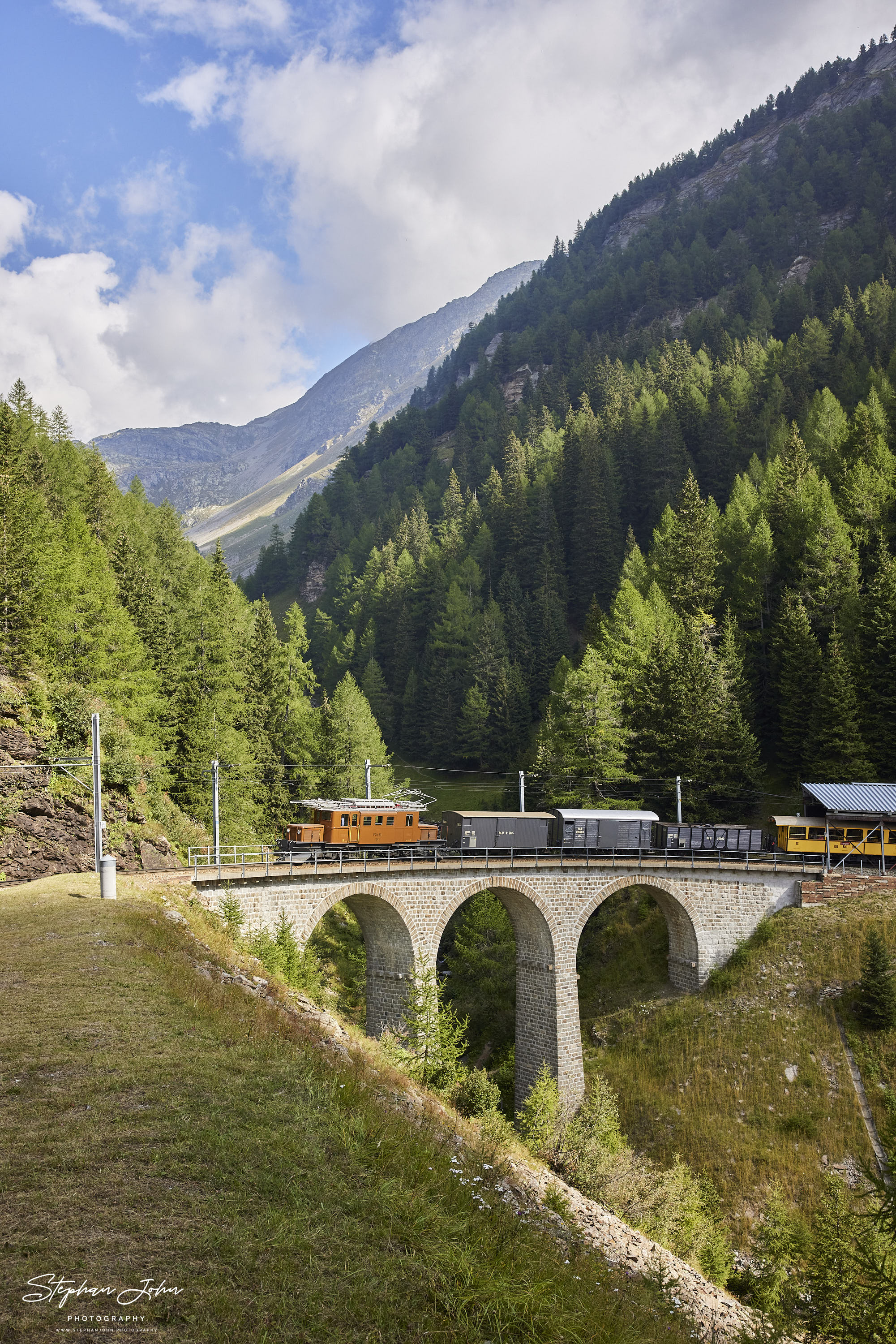 Krokodil Ge4/4 182 Richtung Berninapass auf dem Aqua da Pila Viadukt