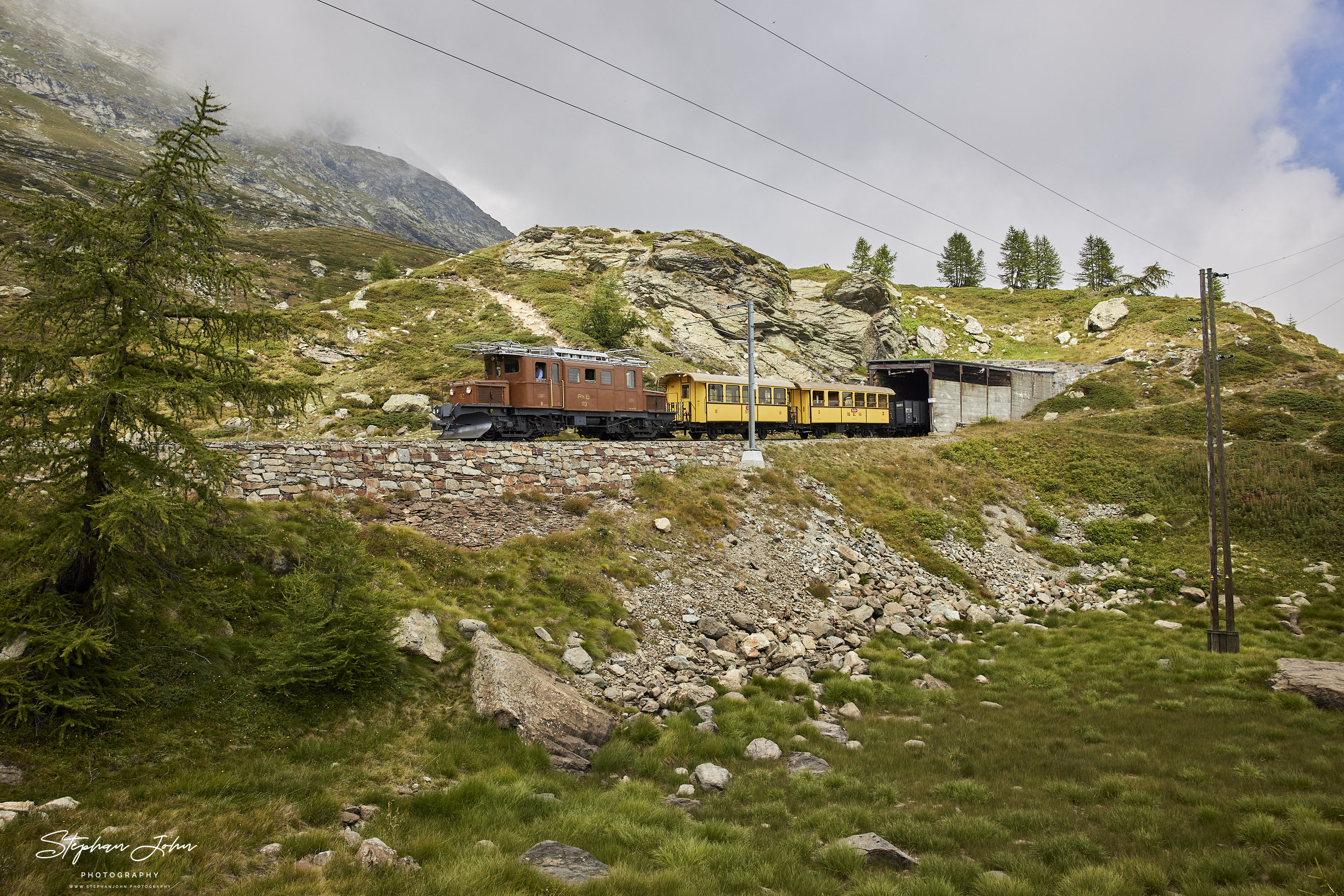 Krokodil Ge4/4 182 in Richtung Alp Grüm hinter dem Berninapass