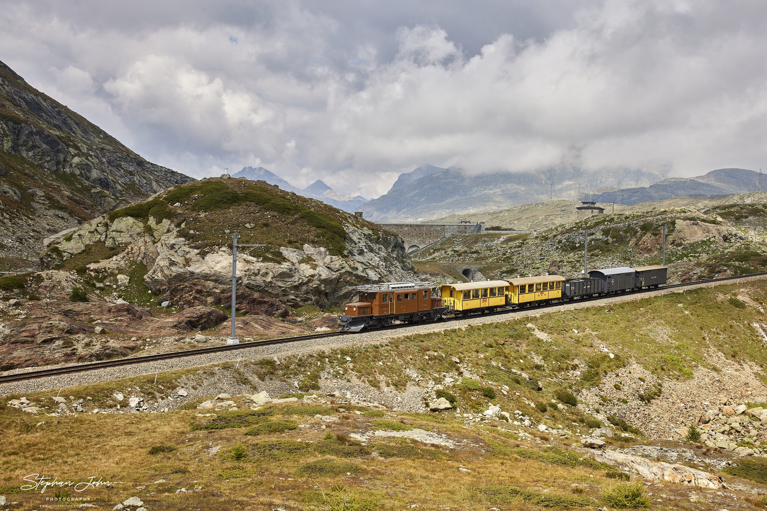 Krokodil Ge4/4 182 am Berninapass unterhalb der Staumauer des Lago Bianco