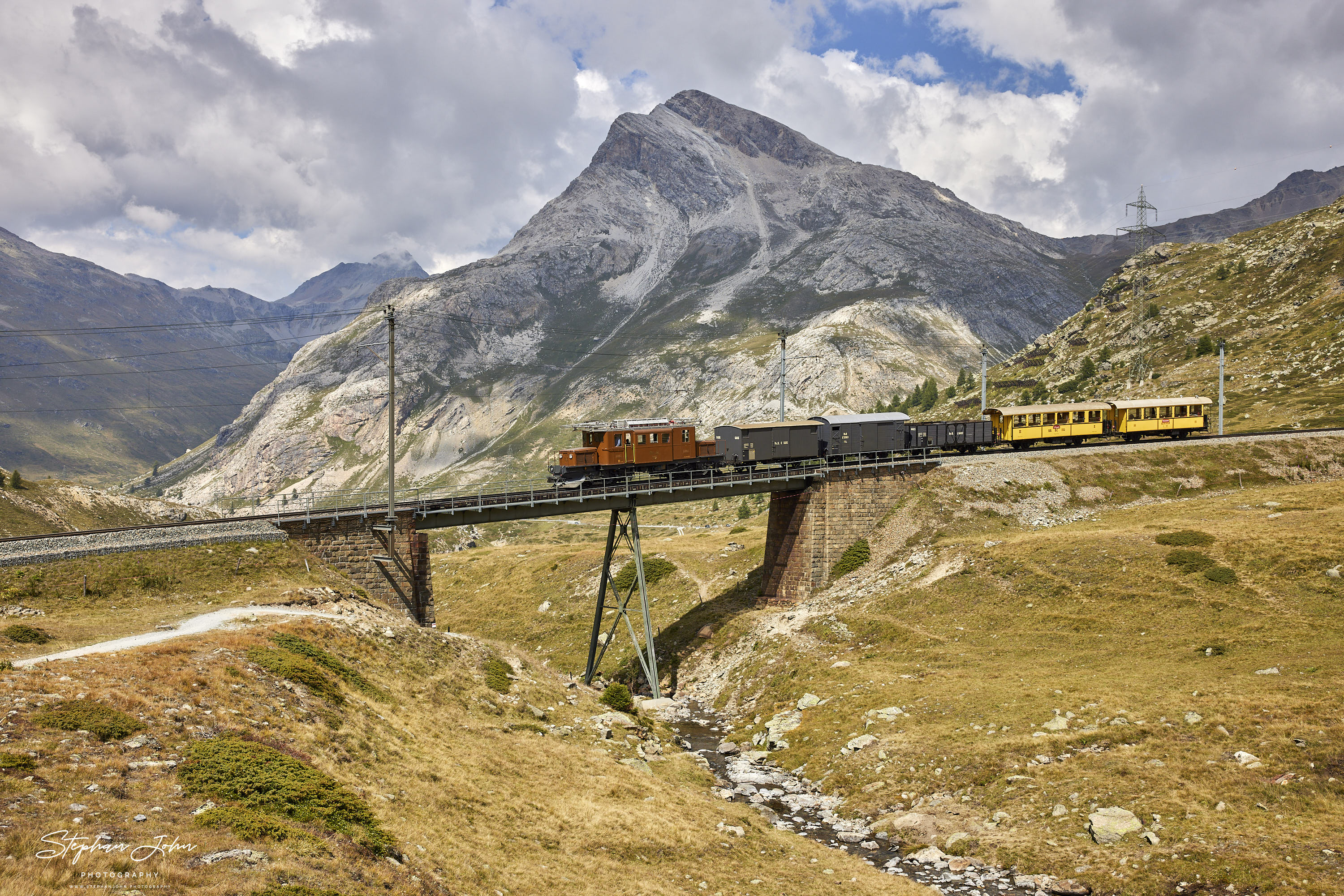 Krokodil Ge4/4 182 zwischen Ospizio Bernina und Bernina Lagalb auf der oberen Berninabachbrücke (auch Wildwestbrücke genannt).