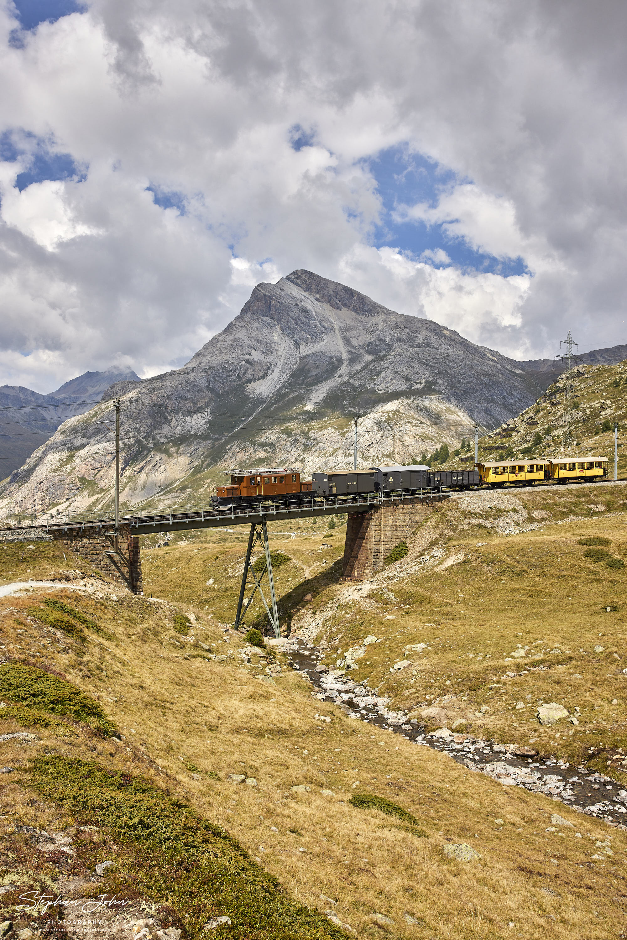 Krokodil Ge4/4 182 zwischen Ospizio Bernina und Bernina Lagalb auf der oberen Berninabachbrücke (auch Wildwestbrücke genannt).