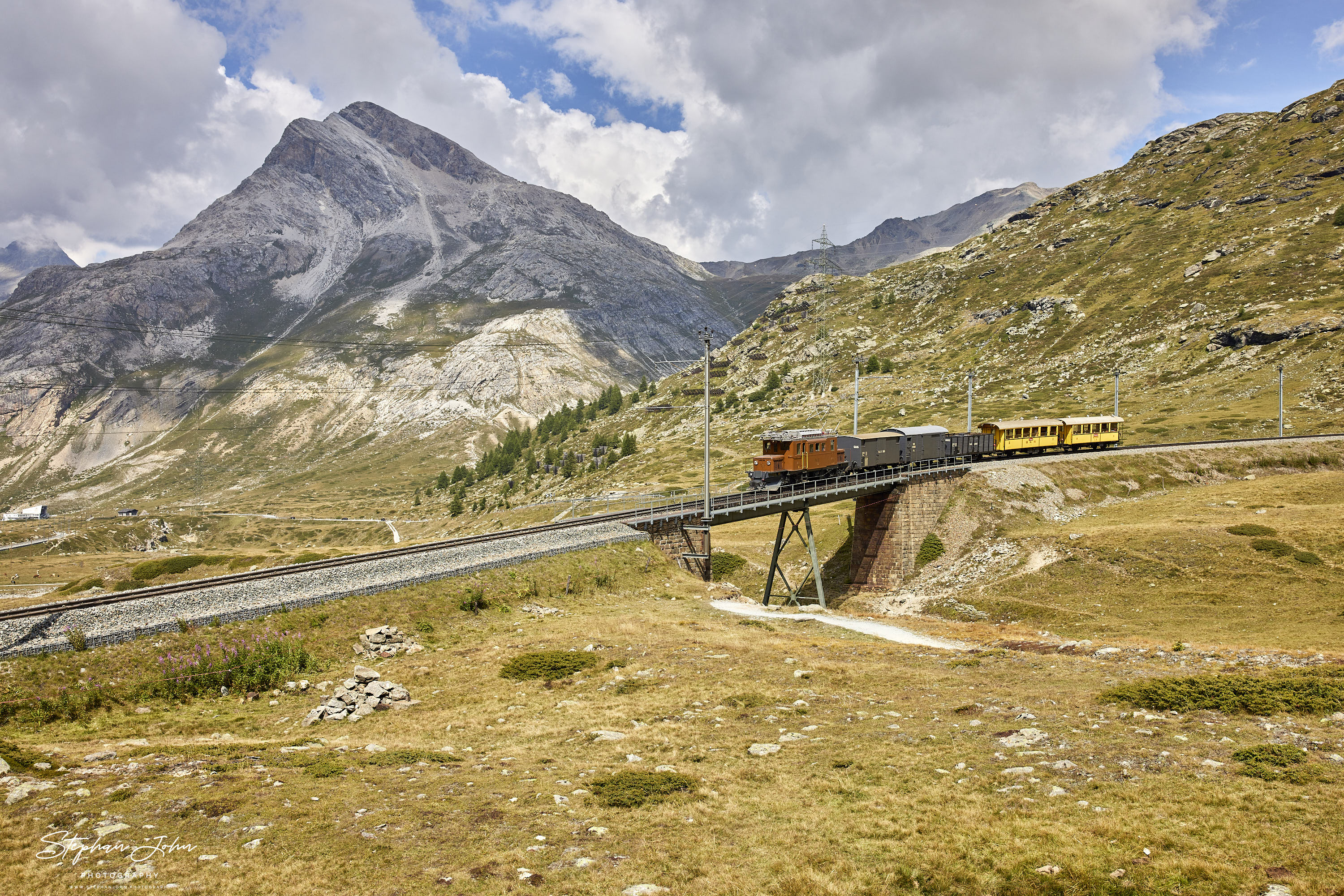 Krokodil Ge4/4 182 zwischen Ospizio Bernina und Bernina Lagalb auf der oberen Berninabachbrücke (auch Wildwestbrücke genannt).