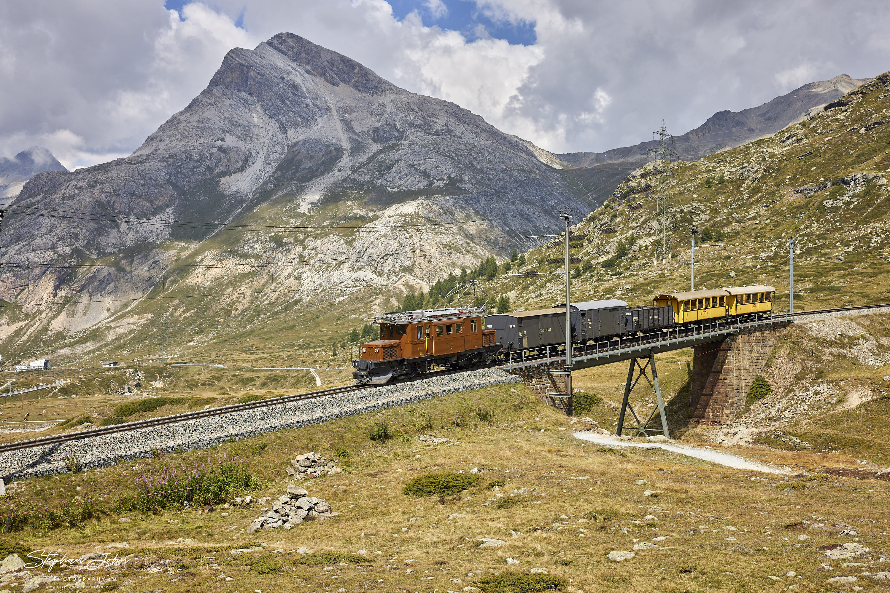 Krokodil Ge4/4 182 zwischen Ospizio Bernina und Bernina Lagalb auf der oberen Berninabachbrücke (auch Wildwestbrücke genannt).