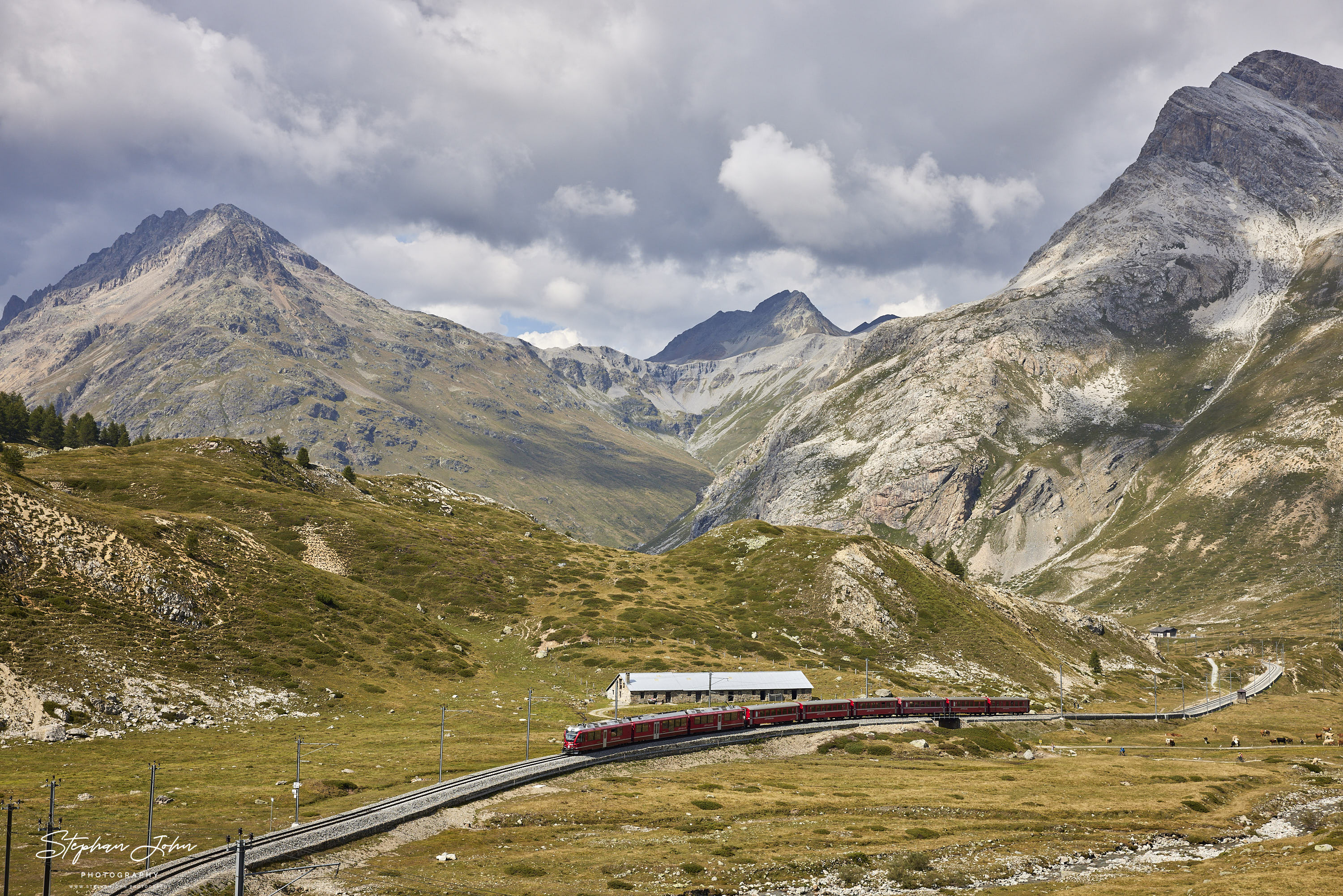 R 4637 von St. Moritz nach Tirano kurz nach Bernina Lagalb