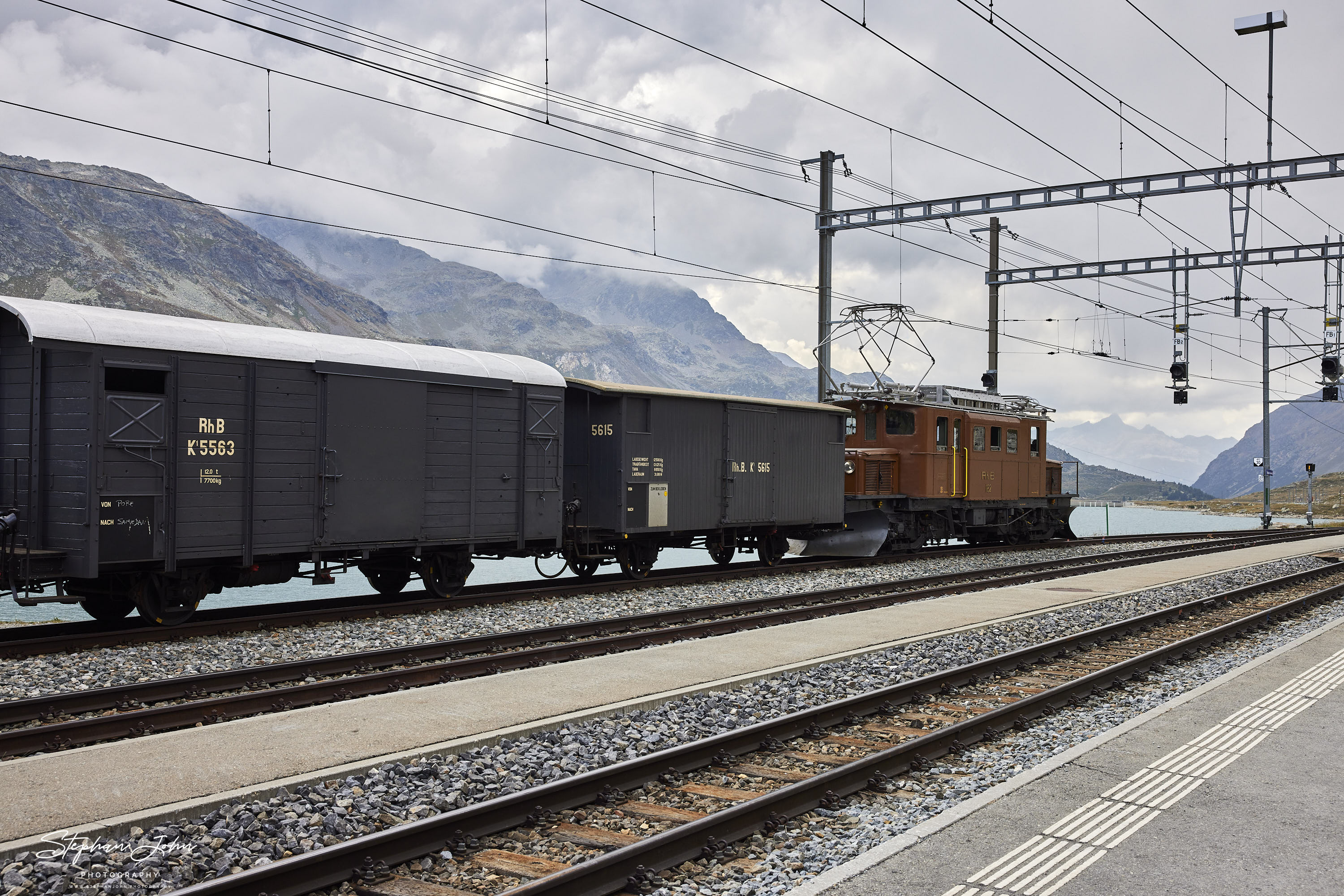 Krokodil Ge4/4 182 im Bahnhof Ospizio Bernina