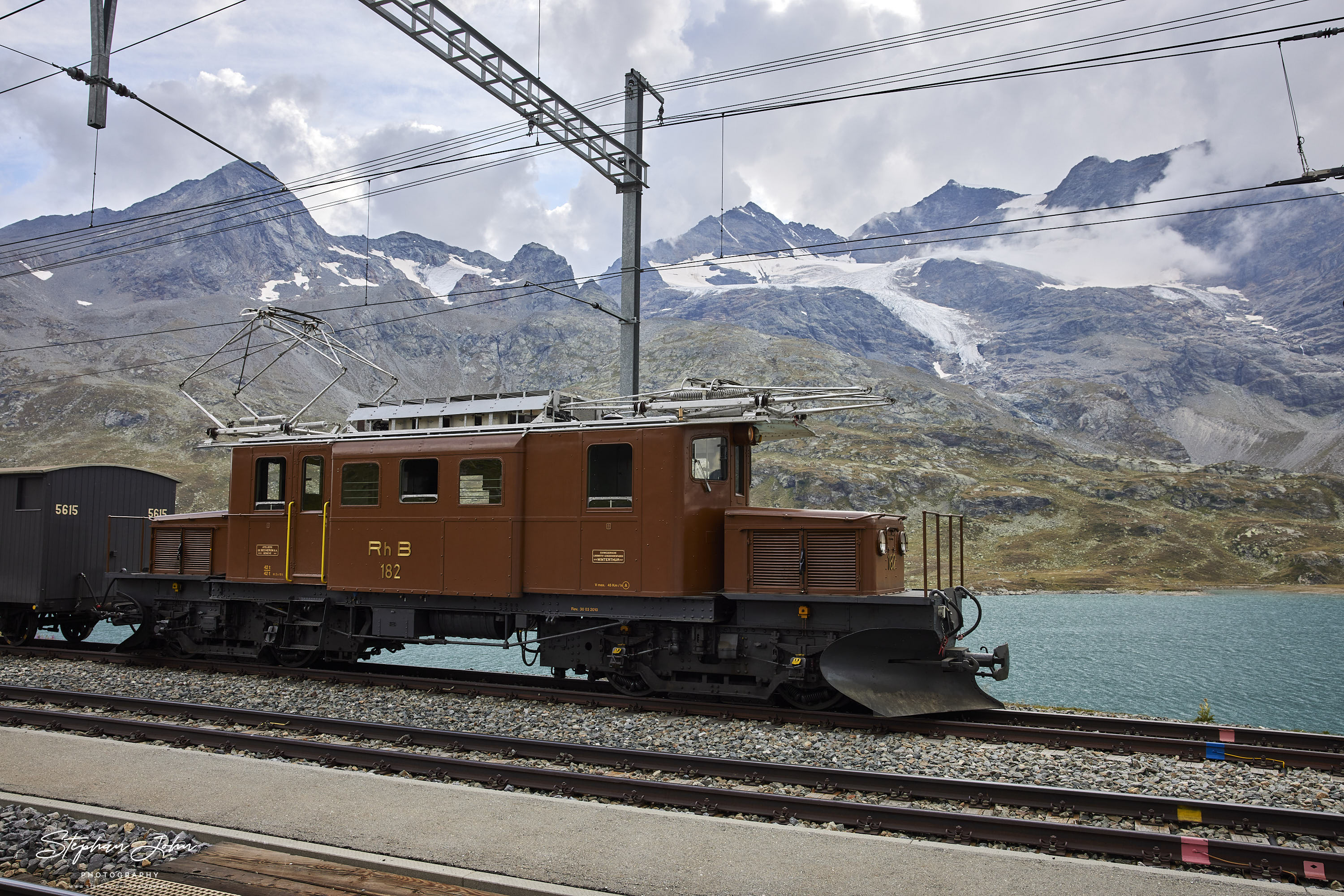 Krokodil Ge4/4 182 im Bahnhof Ospizio Bernina