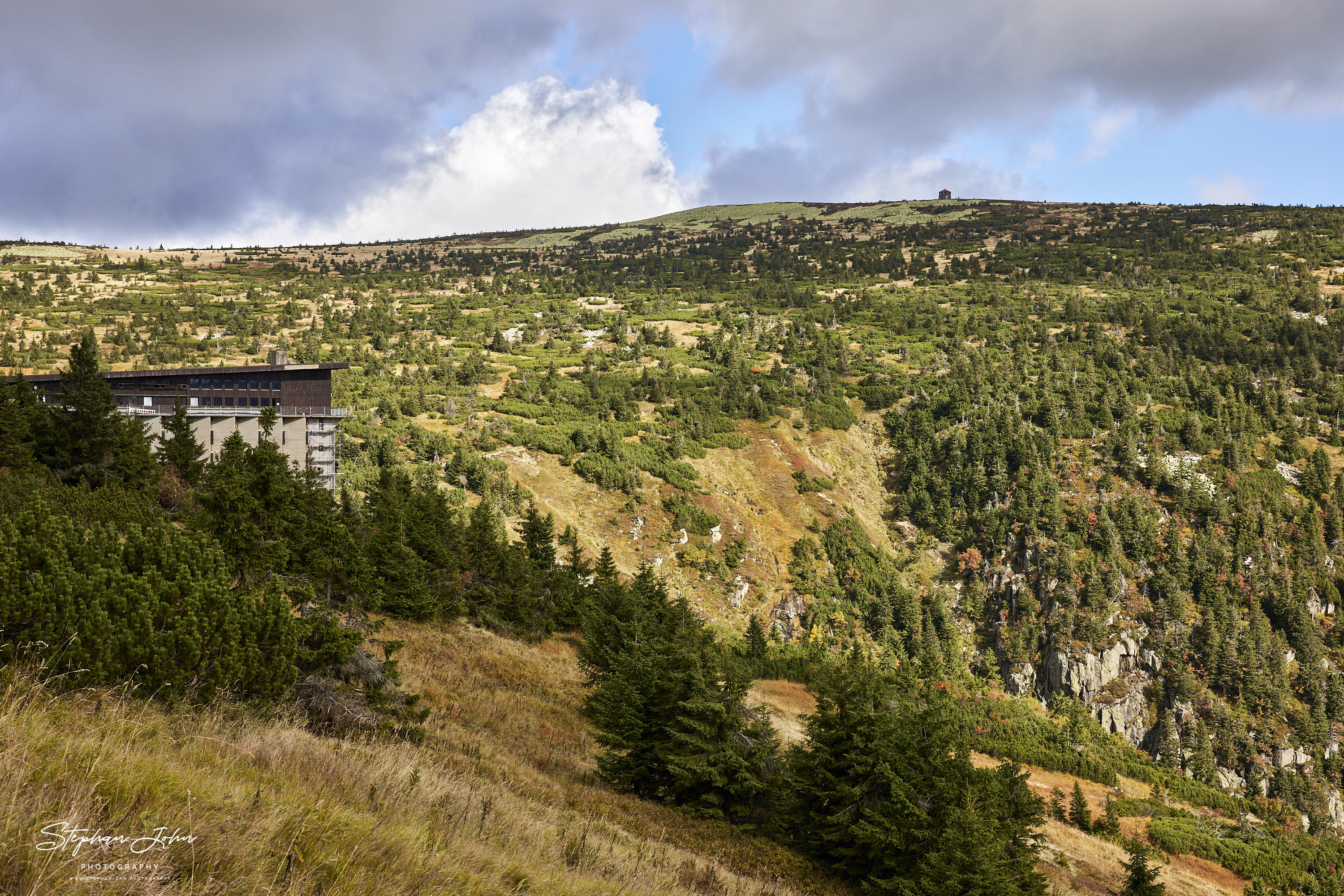 Blick zum Hotel zur Elbfallbaude / Labská bouda und im Hintergrund zum Vysoká pláň