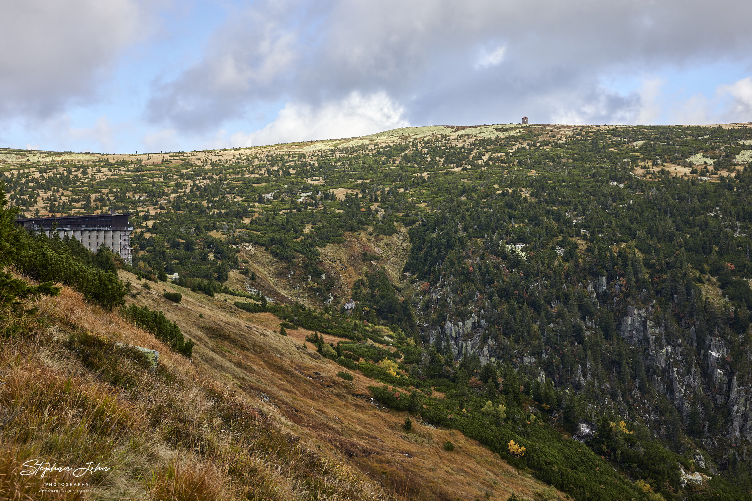 Blick zum Hotel zur Elbfallbaude / Labská bouda und im Hintergrund zum Vysoká pláň