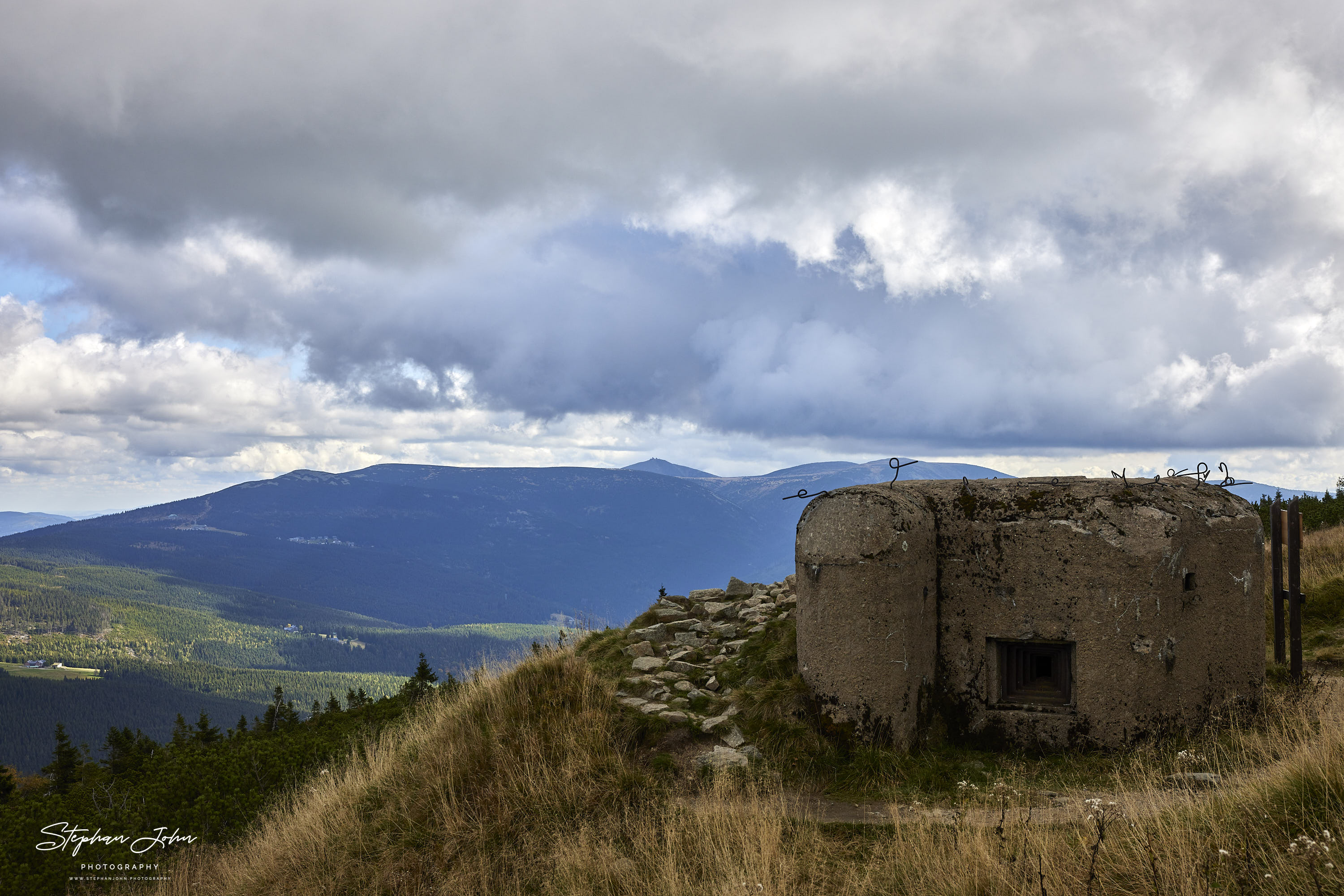 Blick vorbei an einem Kleinkampfbunker aus der Zeit 1936/37 in Richtung Schneekoppe