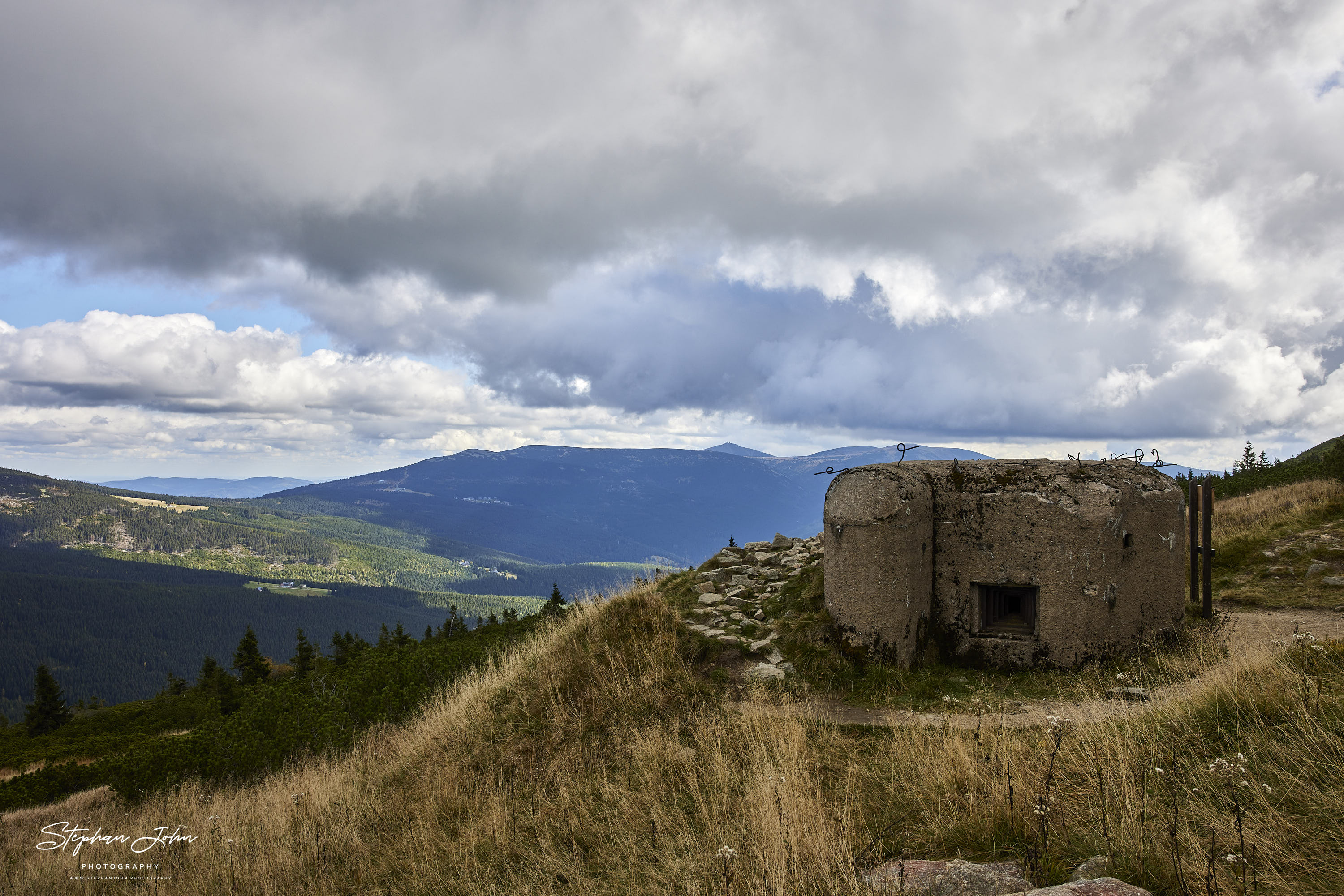 Blick vorbei an einem Kleinkampfbunker aus der Zeit 1936/37 in Richtung Schneekoppe