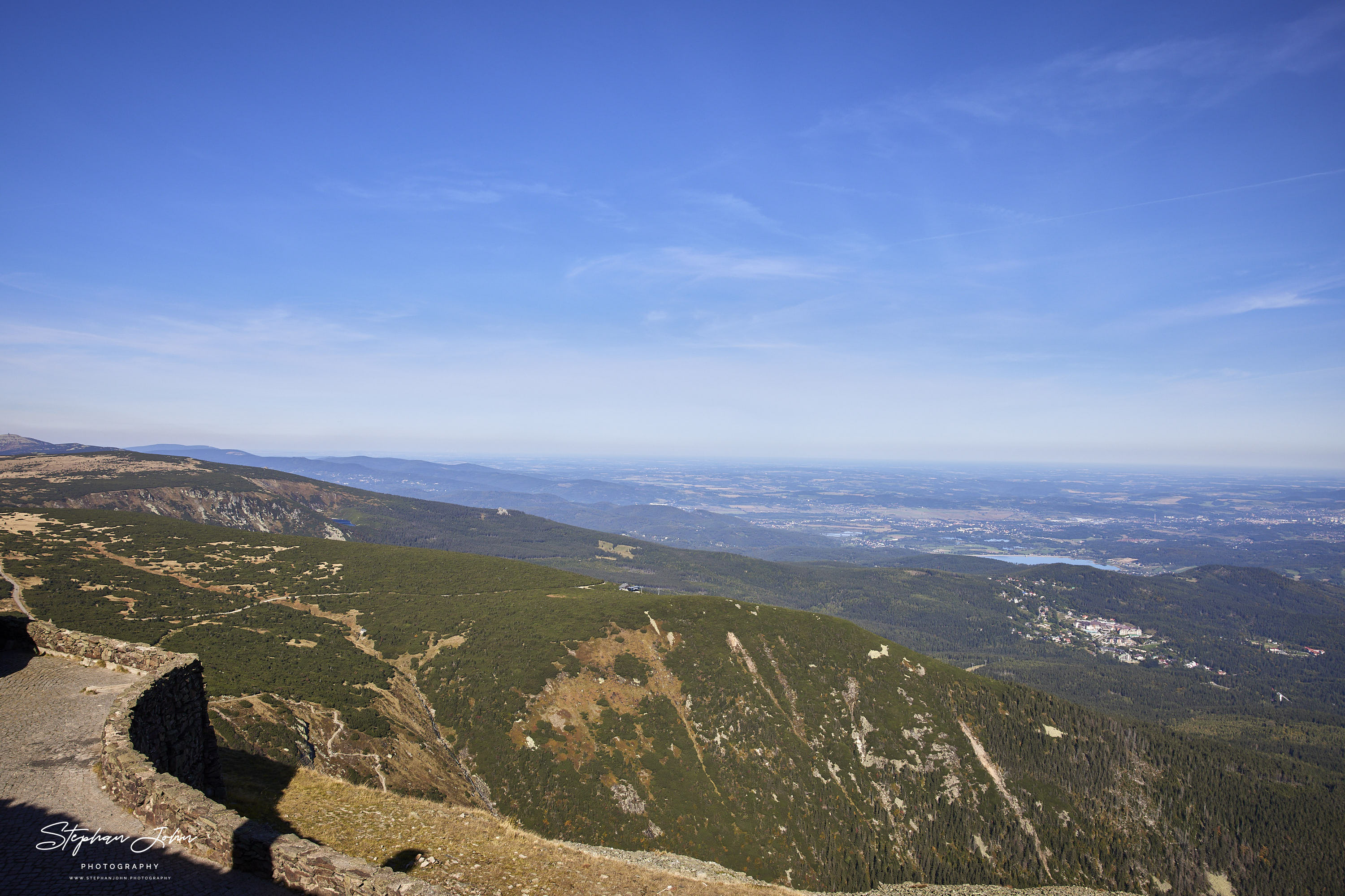 Blick von der Schneekoppe in Richtung Karpacz (Polen)