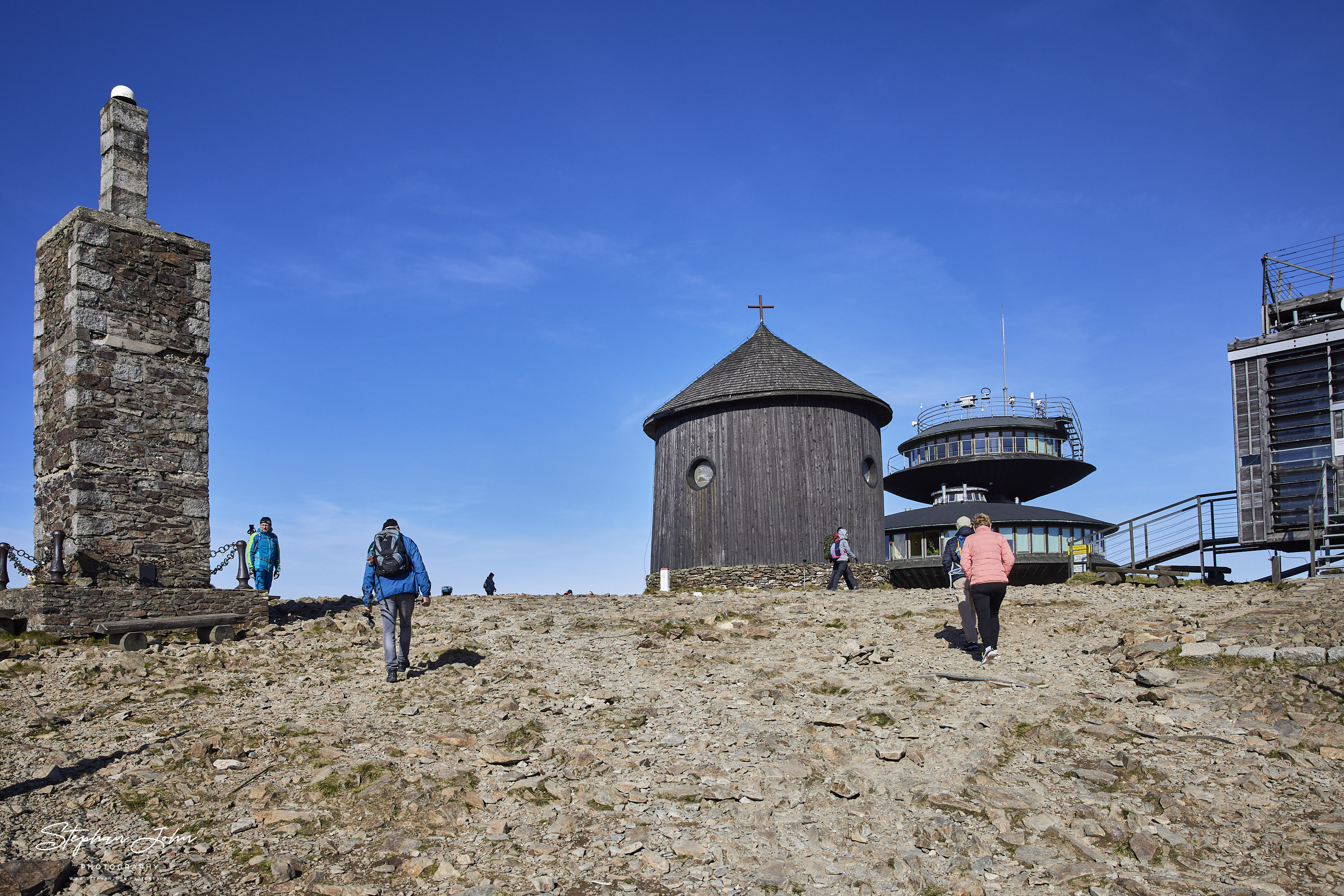 Sankt-Laurentius-Kapelle auf der Schneekoppe. Dahinter die polnische Baude und rechts die tschechische Poststelle