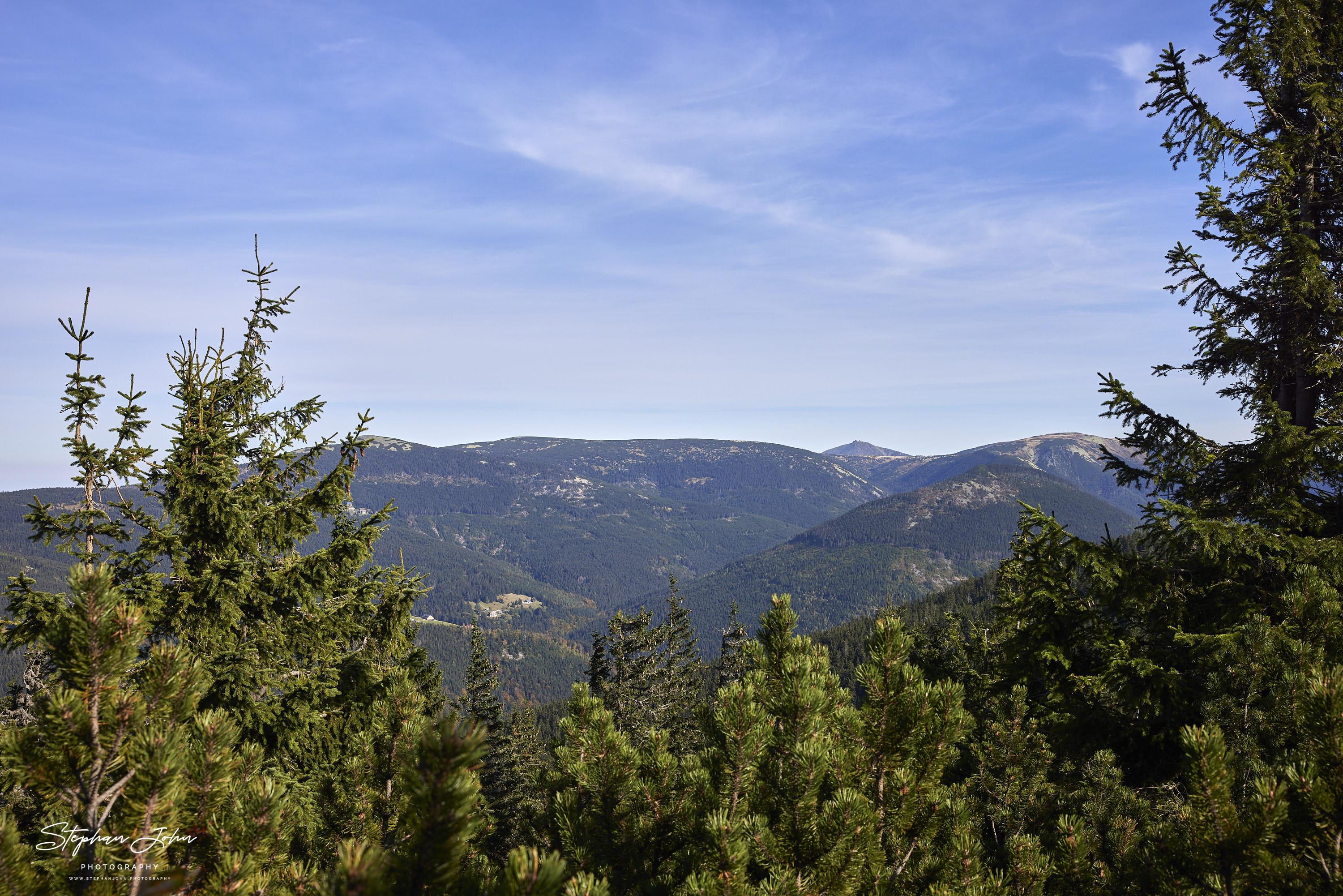 Weg vom Medvědín in Richtung Vrbatova Bouda mit Blick zur Schneekoppe