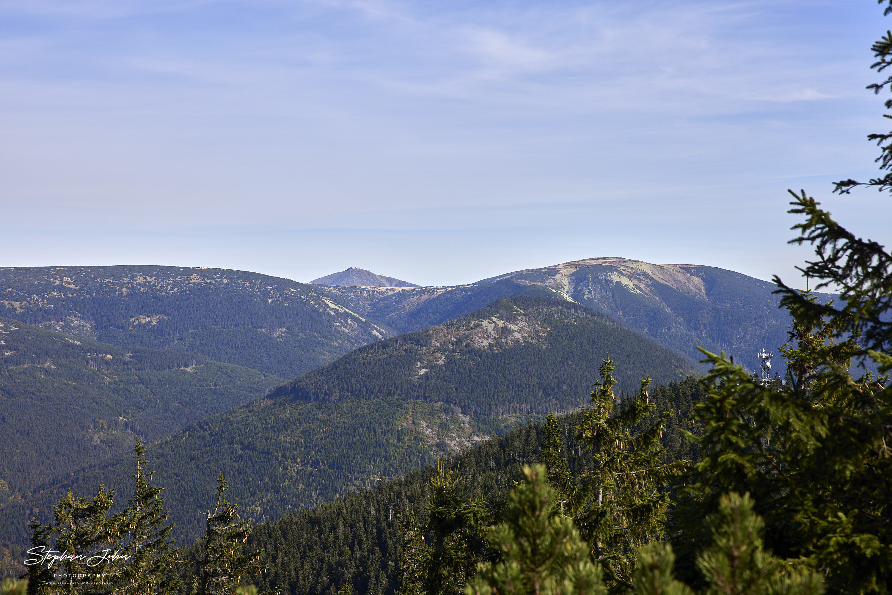 Weg vom Medvědín in Richtung Vrbatova Bouda mit Blick zur Schneekoppe