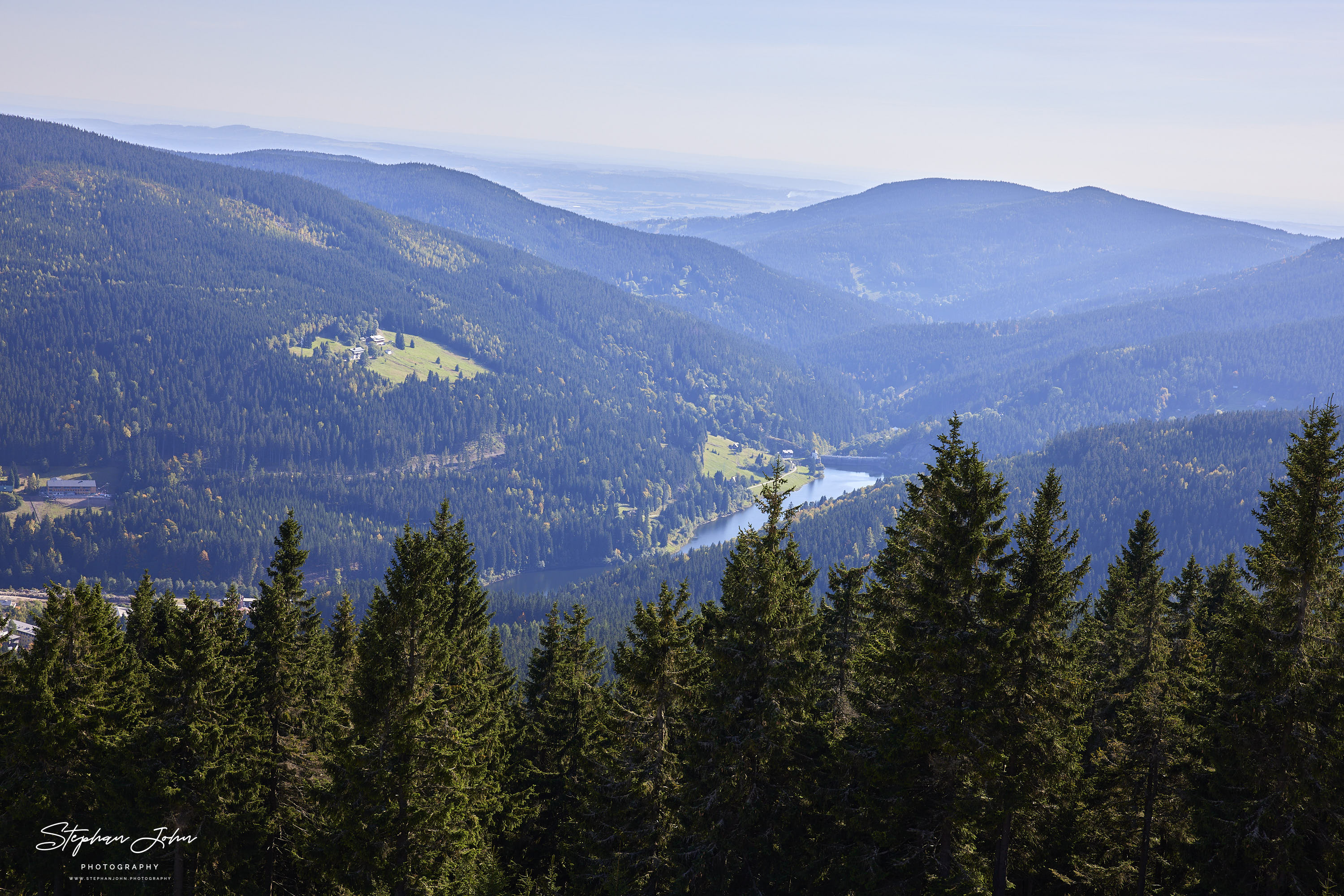 Blick vom Sessellift Medvědín - Spindlermühle in Richtung Vodní nádrž Labská (oder auch Krausebaudenstausee)