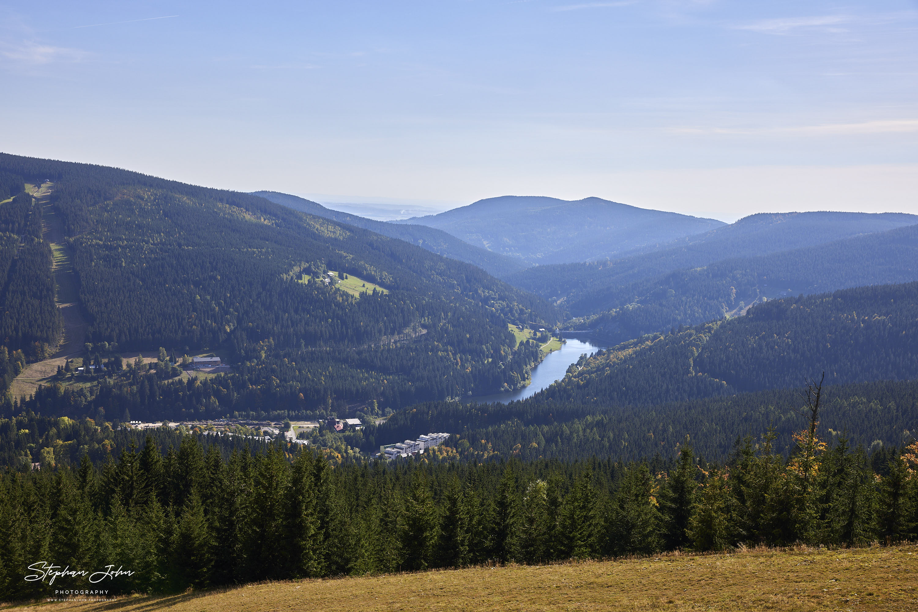 Blick vom Sessellift Medvědín - Spindlermühle in Richtung Vodní nádrž Labská (oder auch Krausebaudenstausee)