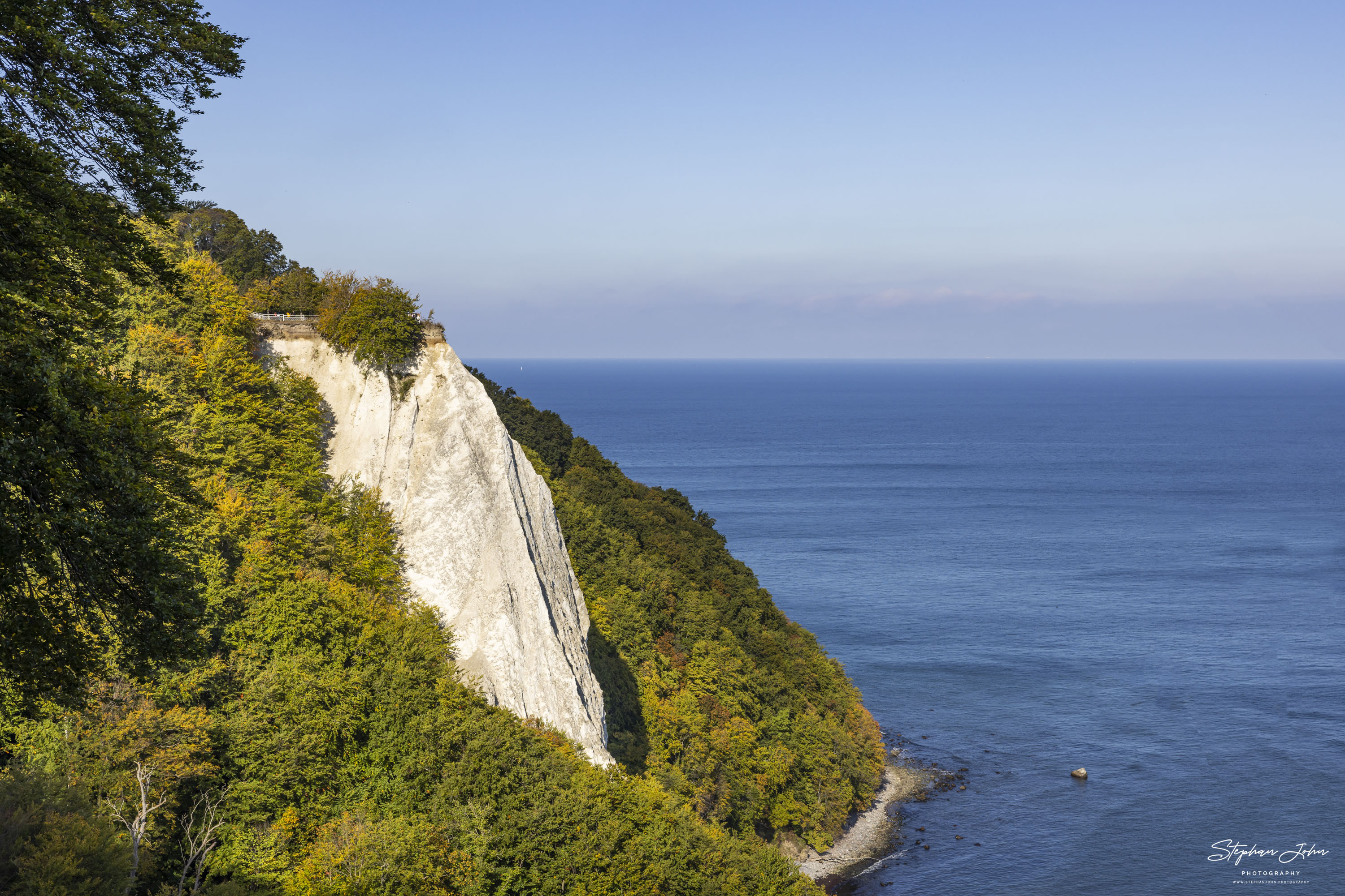 Der Königsstuhl ist die berühmteste Kreidefelsformation der Stubbenkammer im Nationalpark Jasmund auf der Insel Rügen. Seine Höhe beträgt 118 m ü. NN. (Wikipedia)