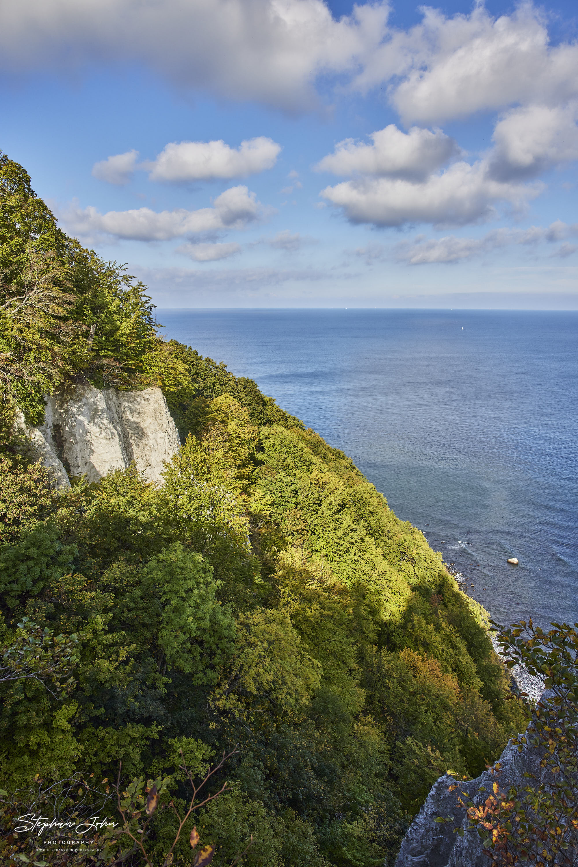 Der Königsstuhl ist die berühmteste Kreidefelsformation der Stubbenkammer im Nationalpark Jasmund auf der Insel Rügen. Seine Höhe beträgt 118 m ü. NN.