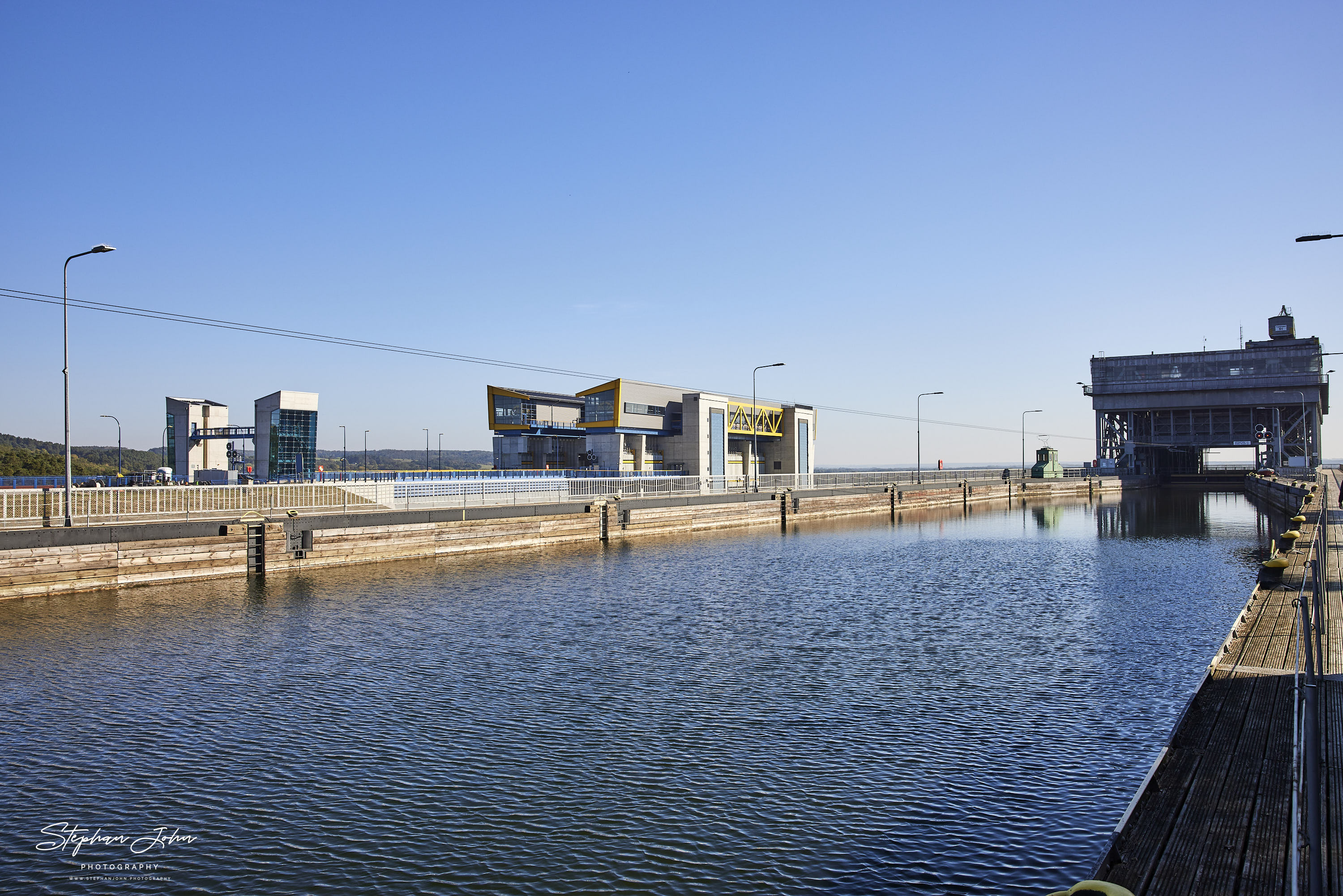 Kanal zum alten Schiffshebewerk. Im Hintergrund das neue Schiffshebewerk