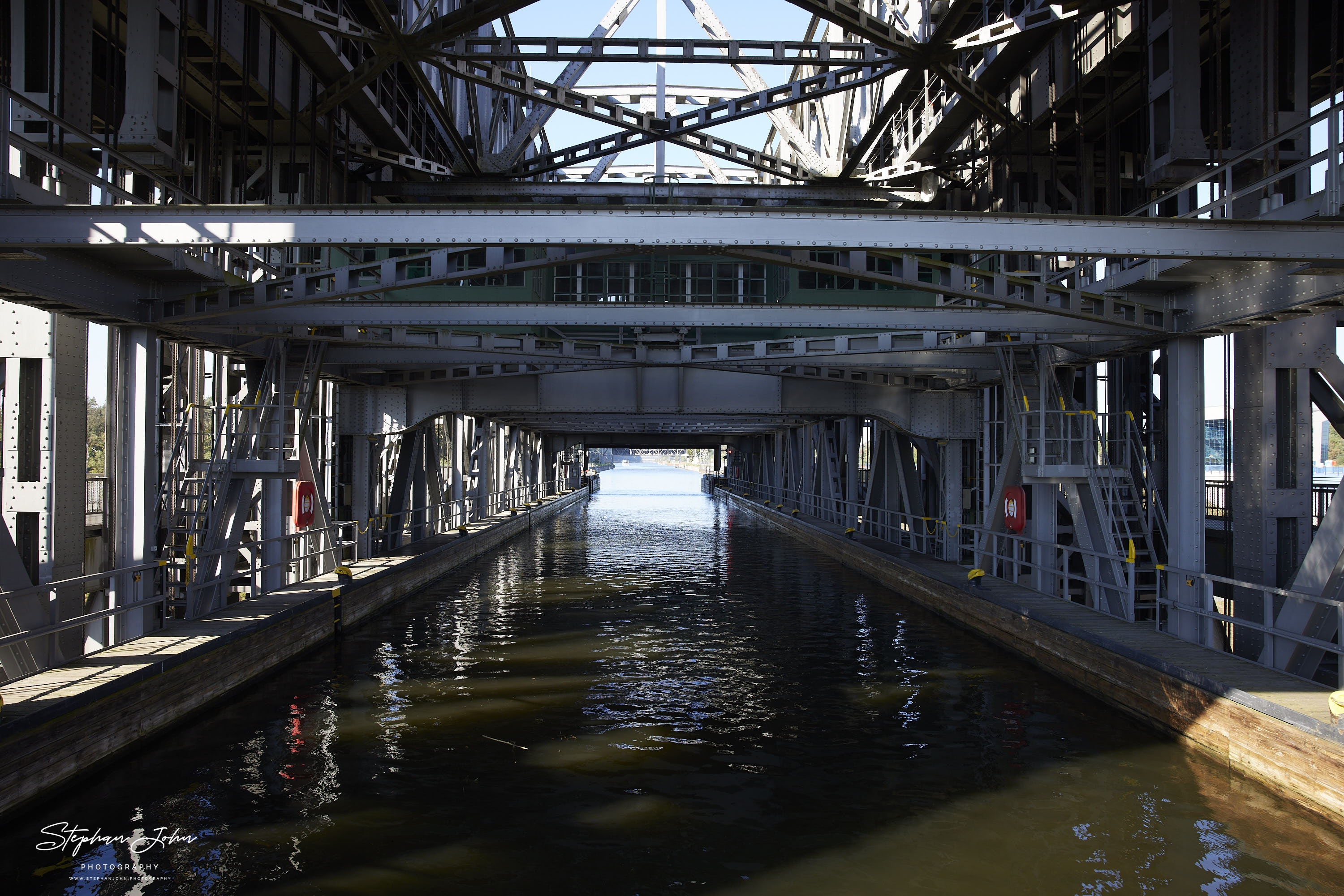 Blick von der Rückseite des alten Schiffshebewerkes über den Trog zum Kanal.