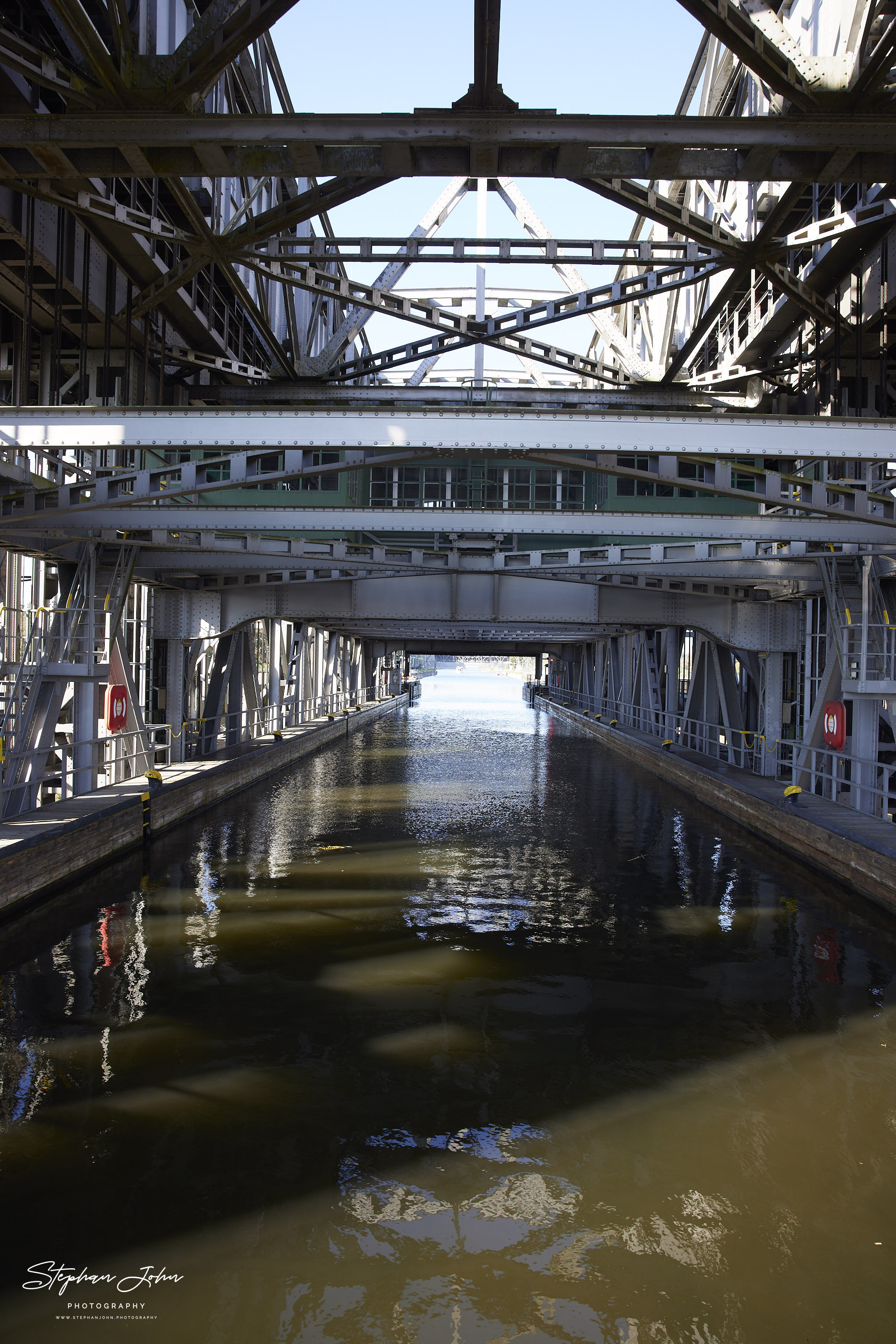 Blick von der Rückseite des alten Schiffshebewerkes über den Trog zum Kanal.