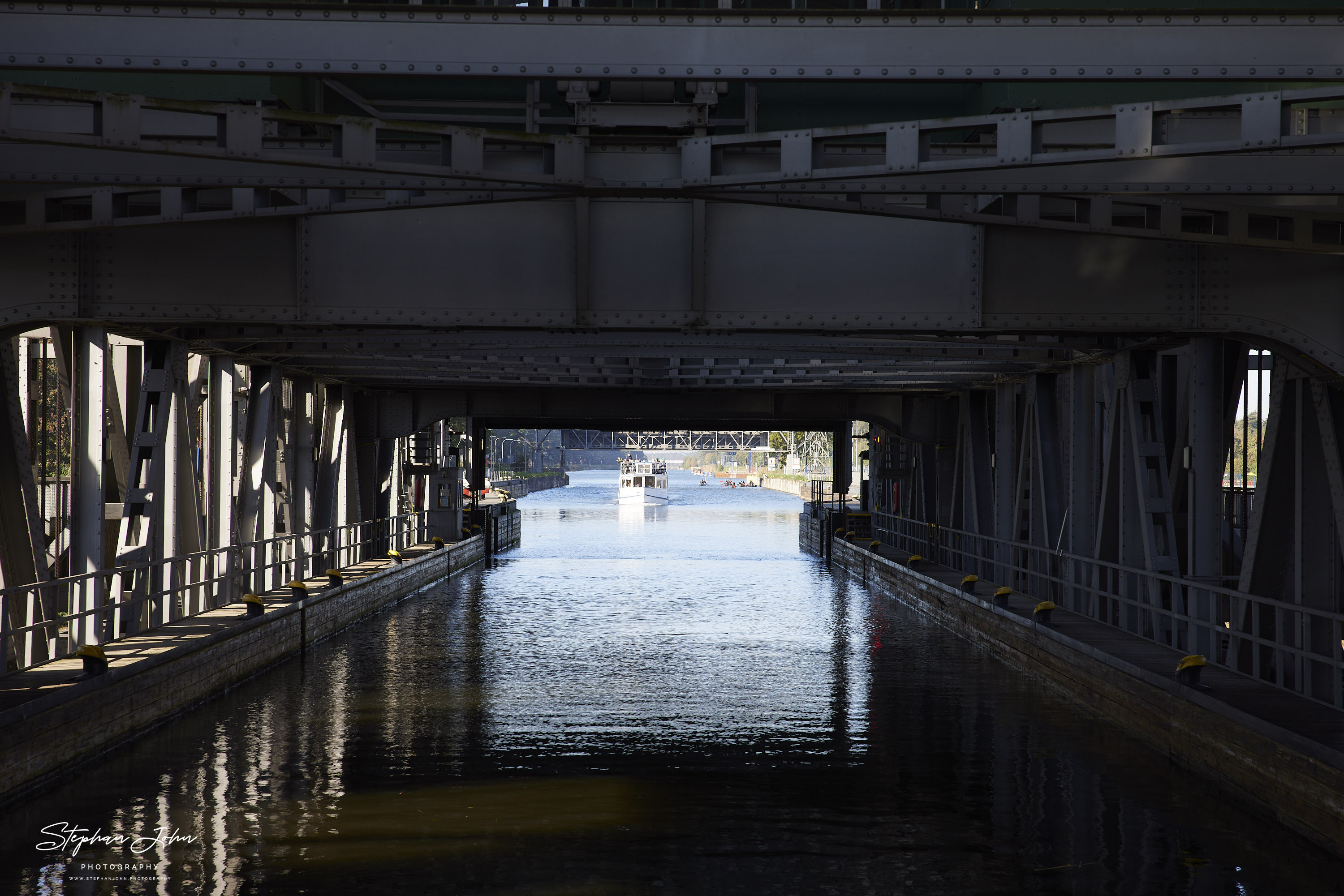 Blick von der Rückseite des alten Schiffshebewerkes über den Trog zum Kanal.