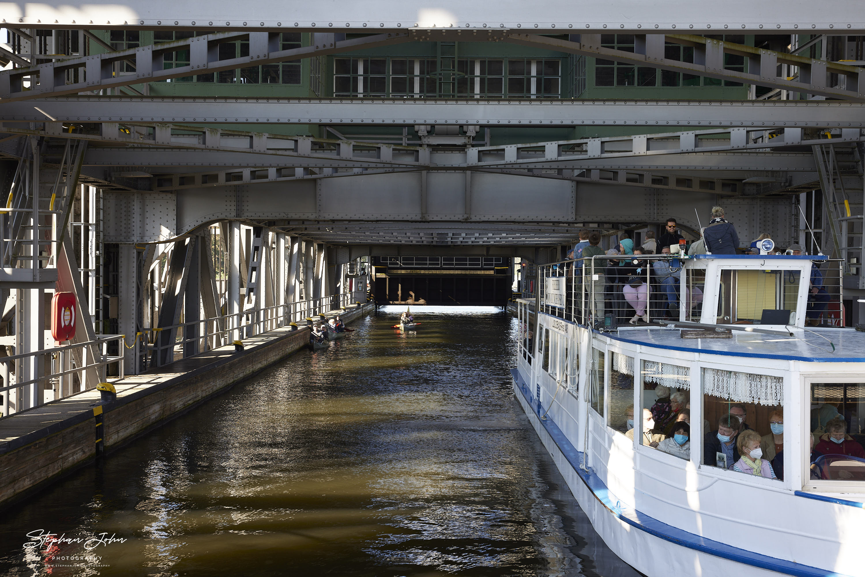 Das Absperrtor zwischen Kanal und Trog wird geschlossen