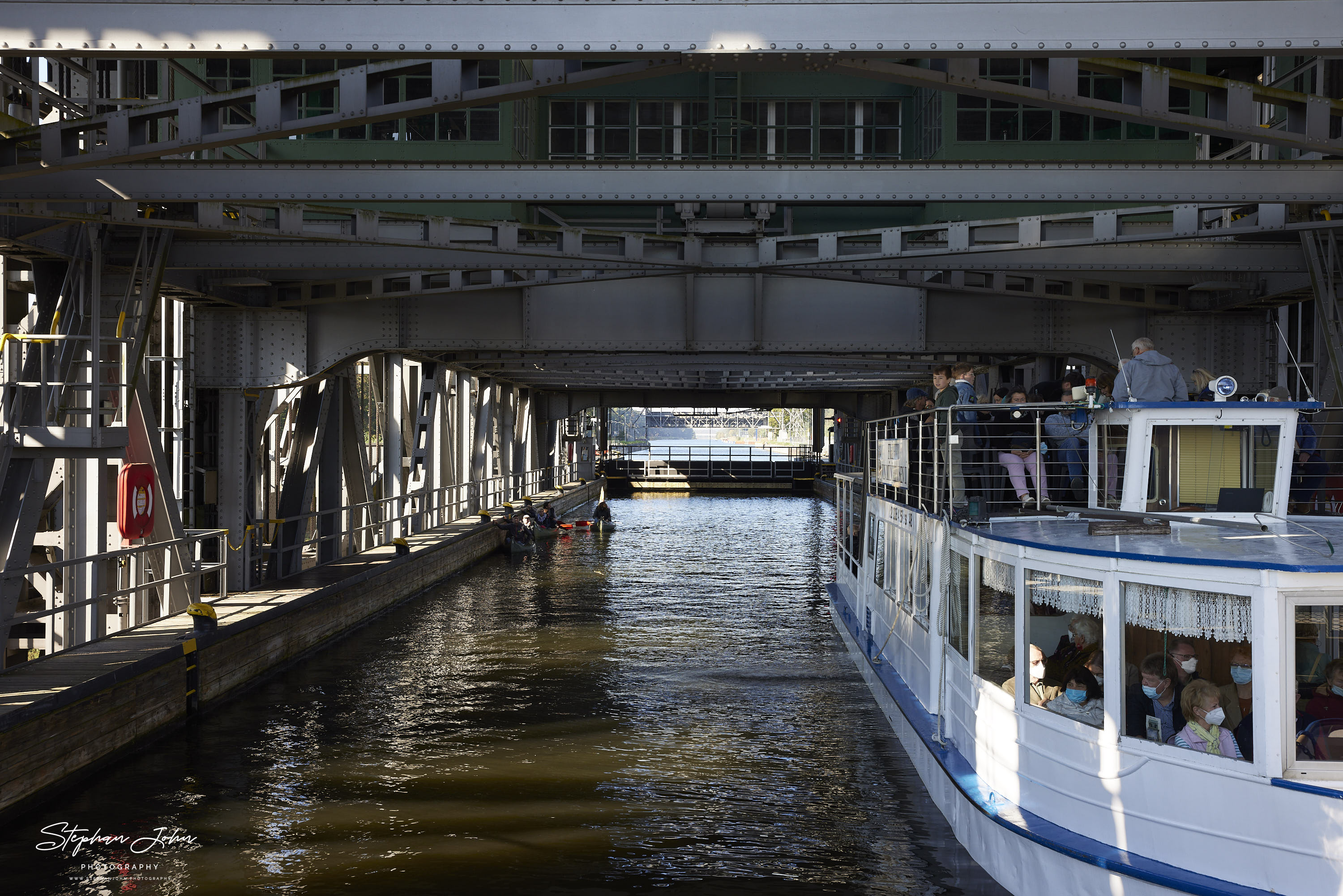 Das Absperrtor zwischen Kanal und Trog wird geschlossen