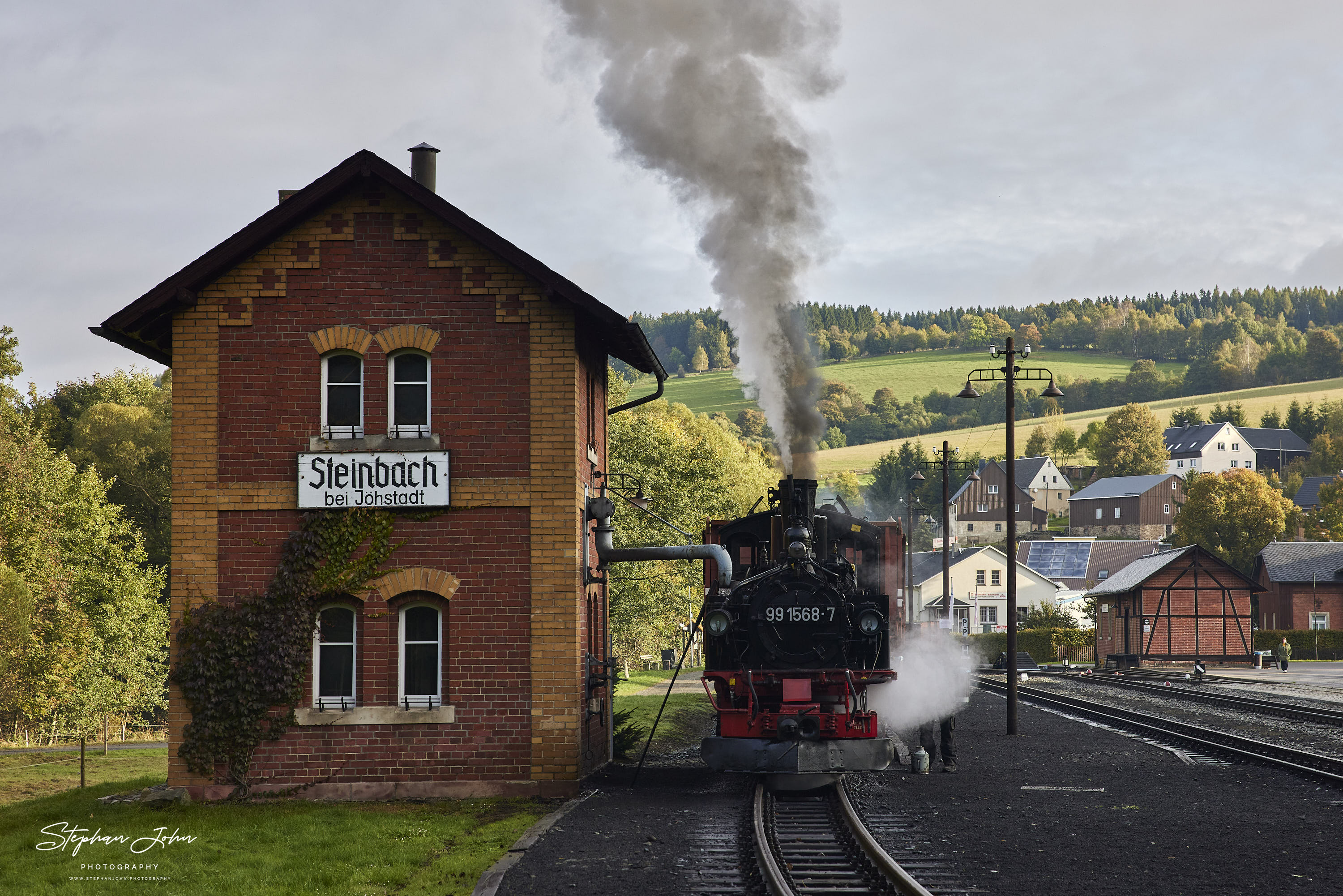 Lok 99 1568-7 nimmt Wasser um den GmP 11253 nach Schmalzgrube zu fahren.