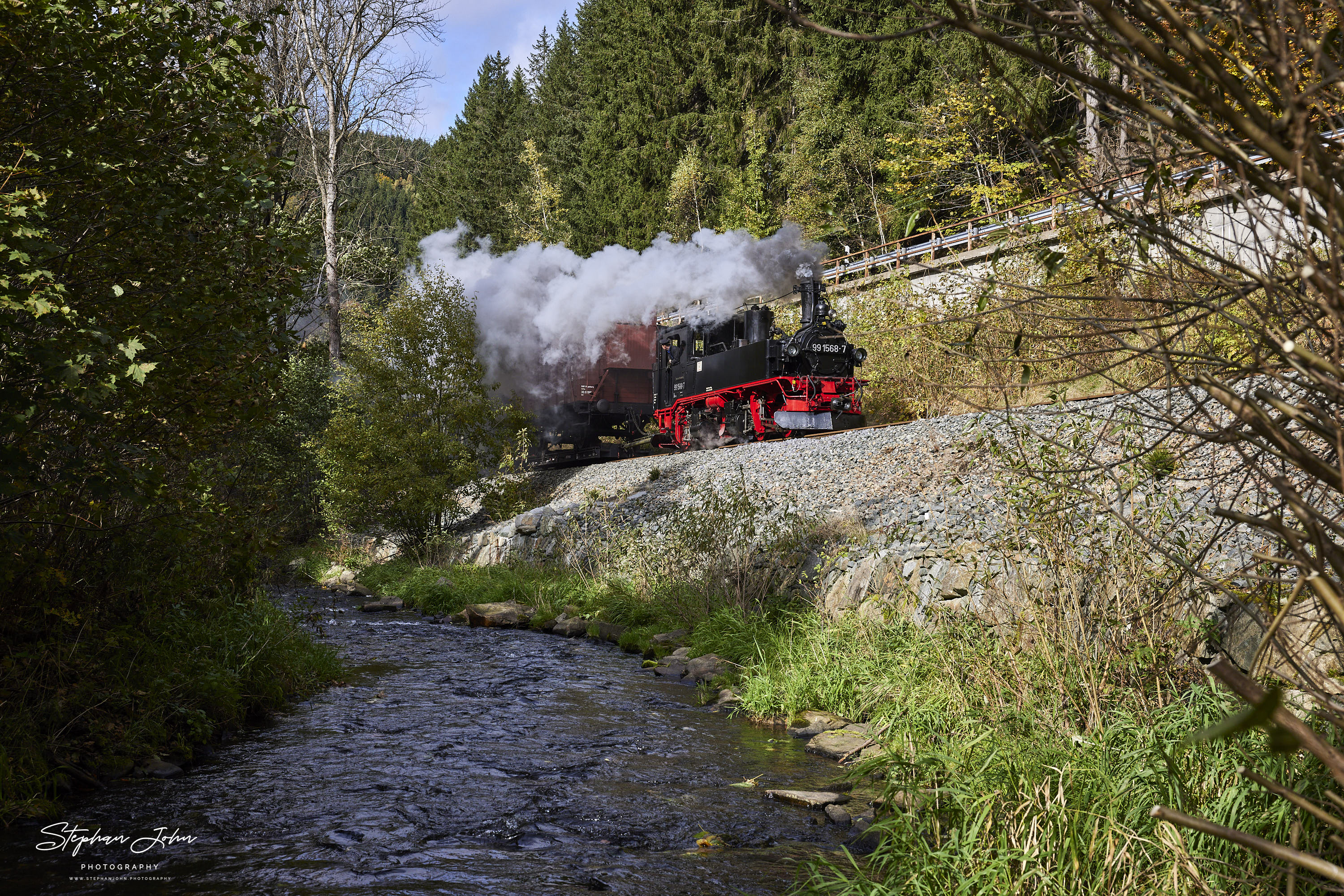 PmG 24203 nach Jöhstadt an der Stützmauer kurz vor dem Haltepunkt Forellenhof